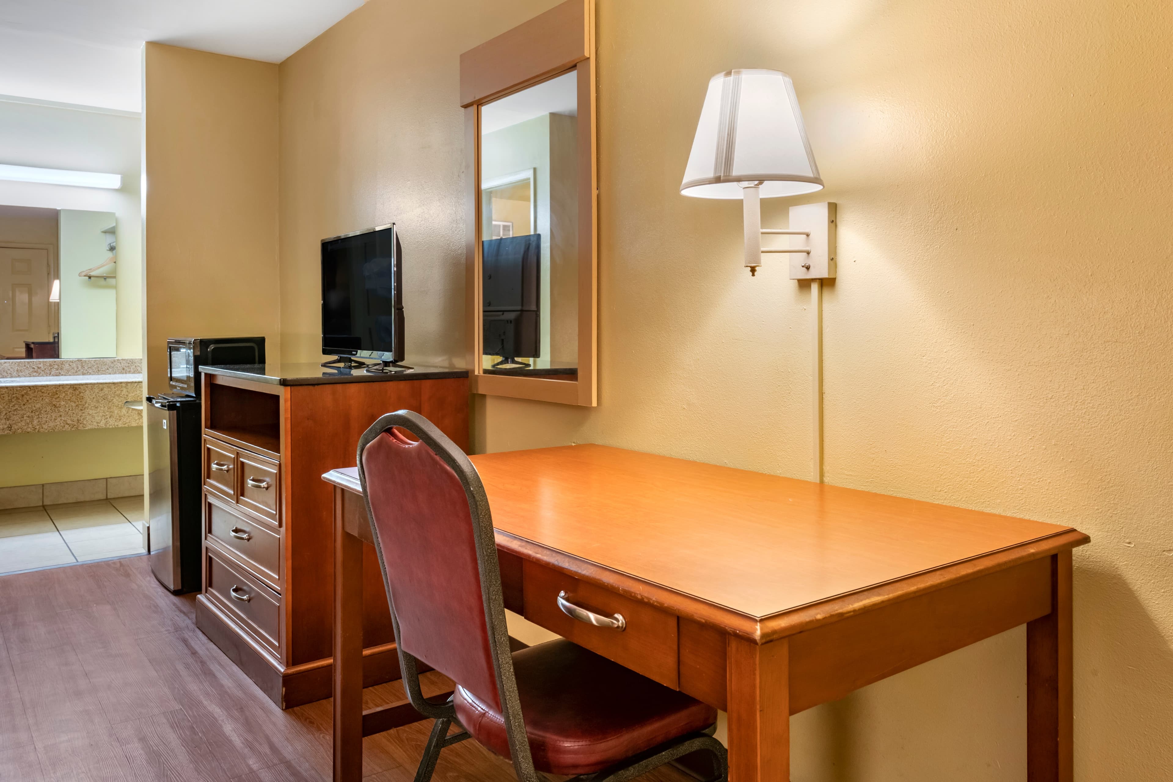 Econo Lodge Inn & Suites Maingate Central - Image 4