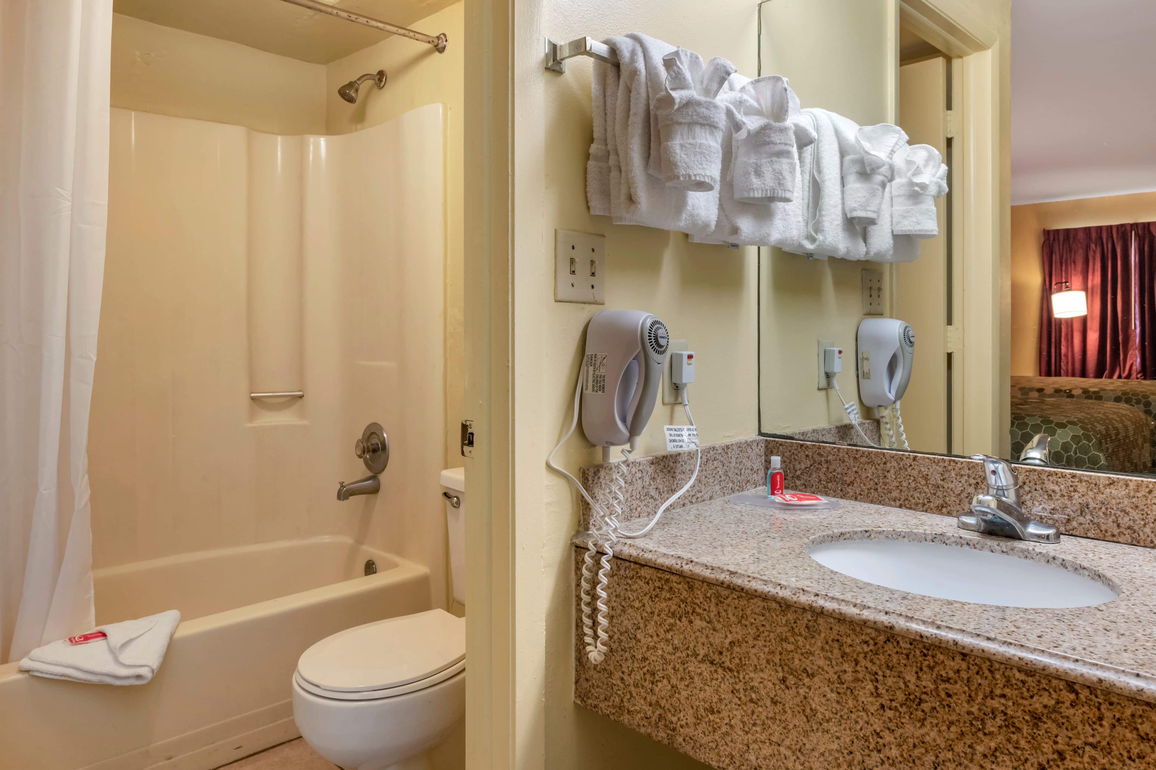 Econo Lodge Inn & Suites Maingate Central - Image 5