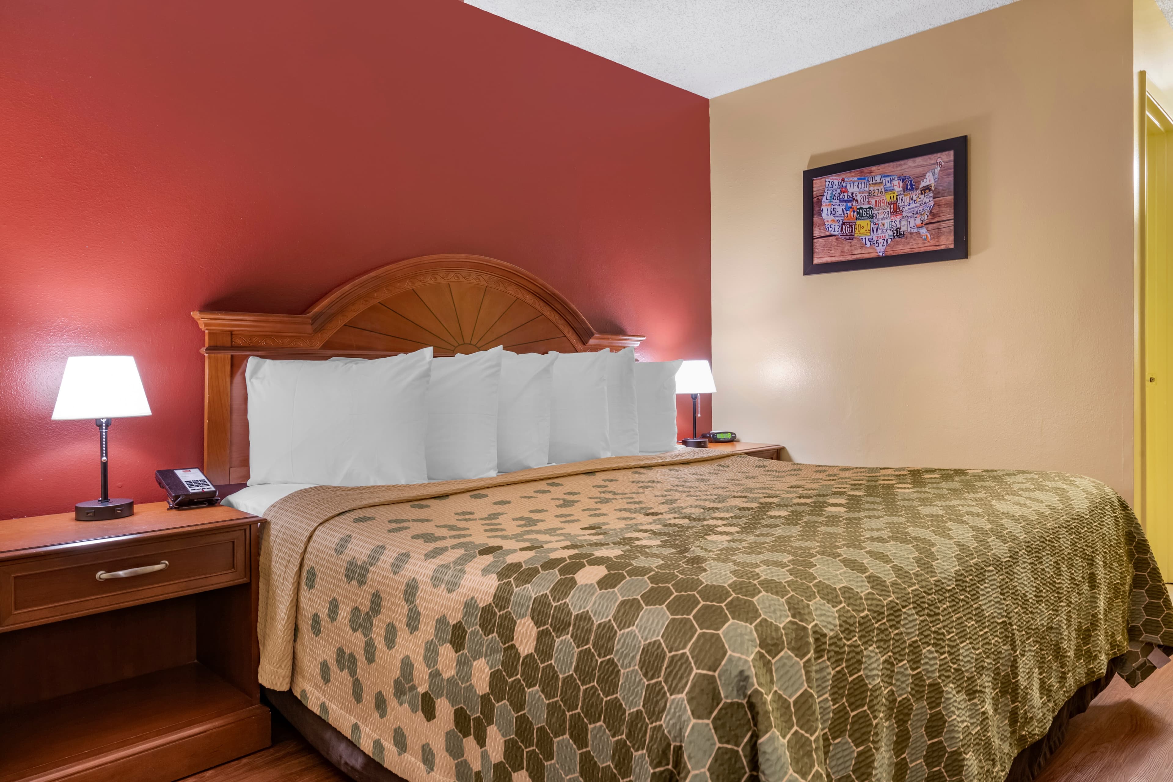 Econo Lodge Inn & Suites Maingate Central — 21