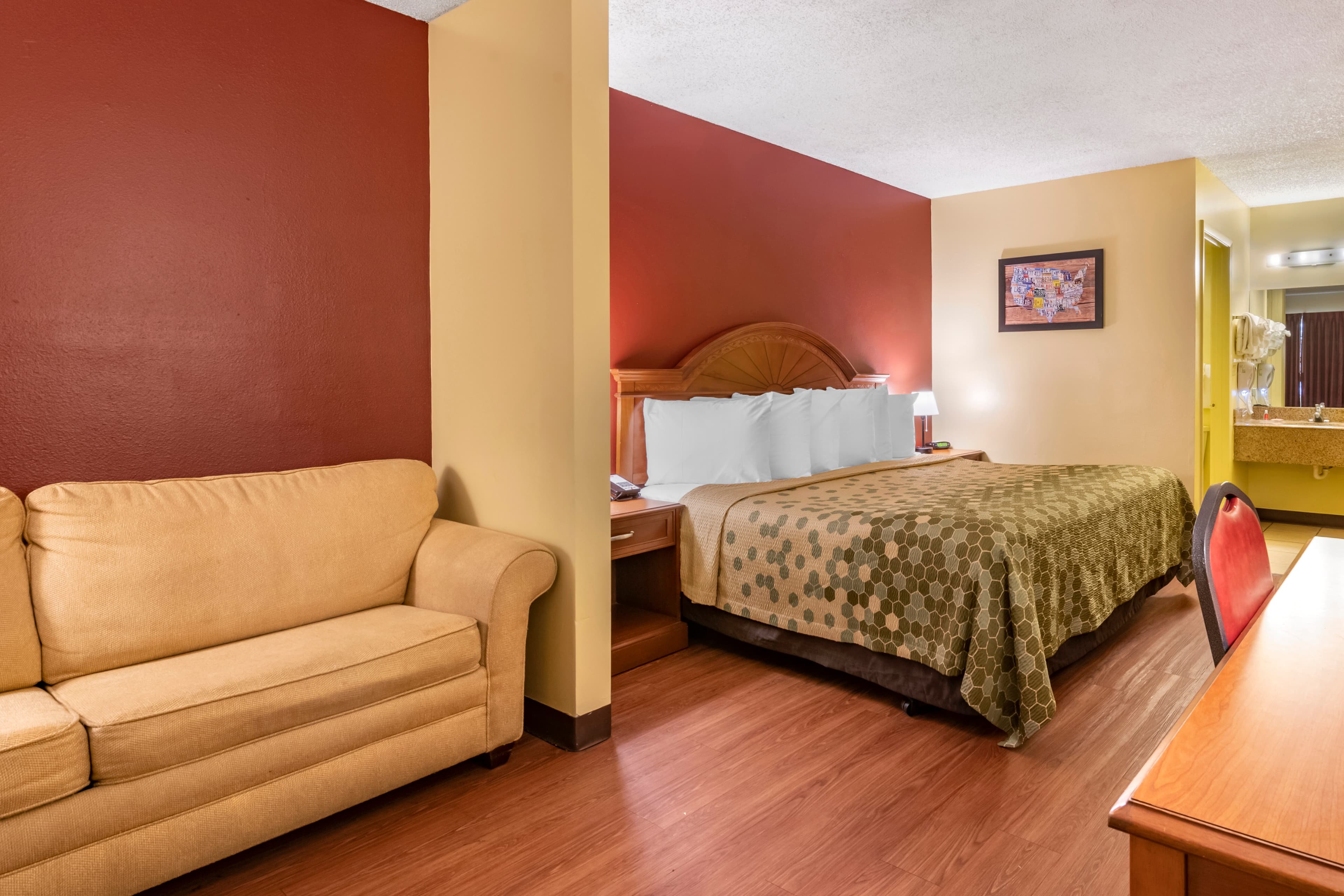 Econo Lodge Inn & Suites Maingate Central — 22