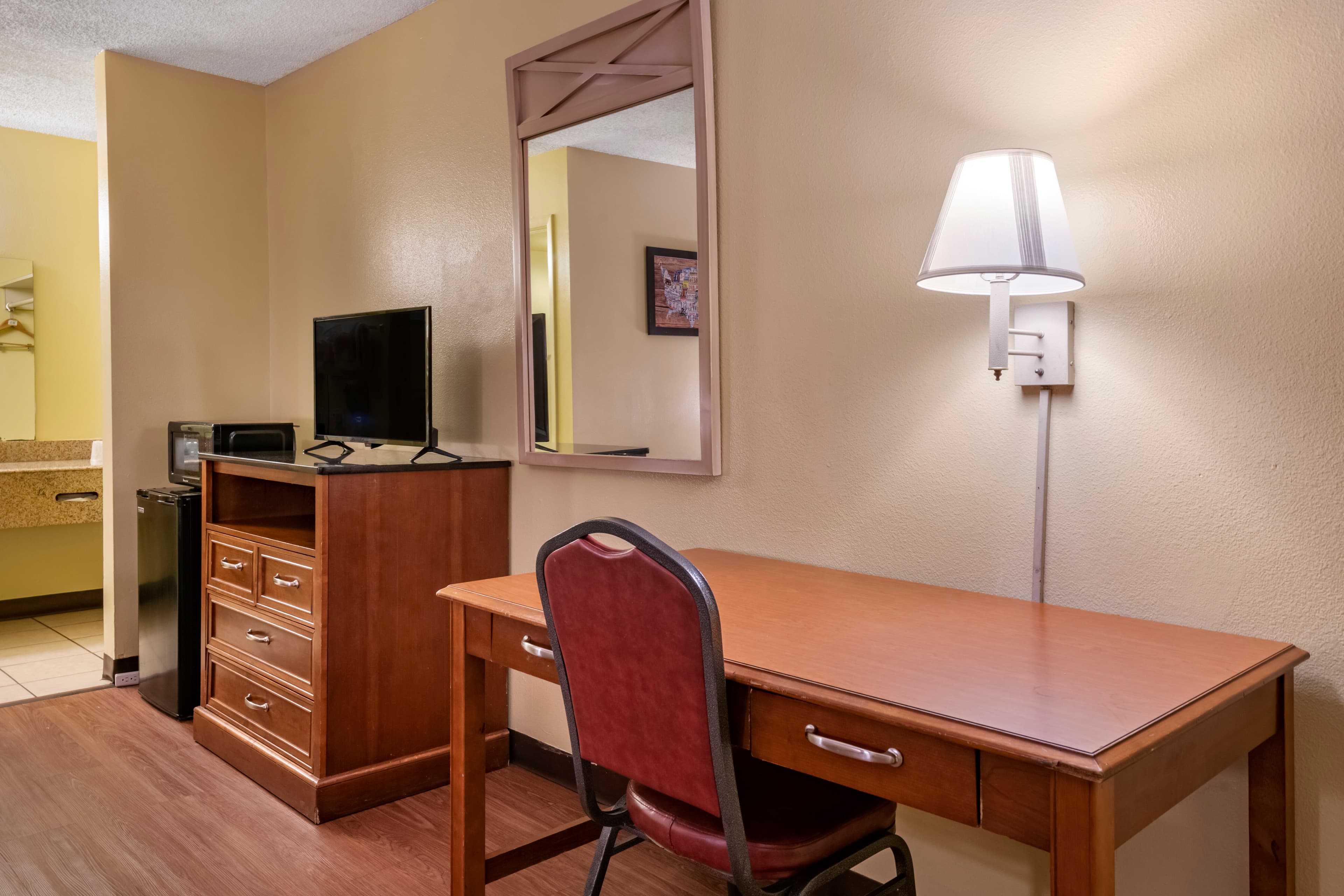 Econo Lodge Inn & Suites Maingate Central — 23