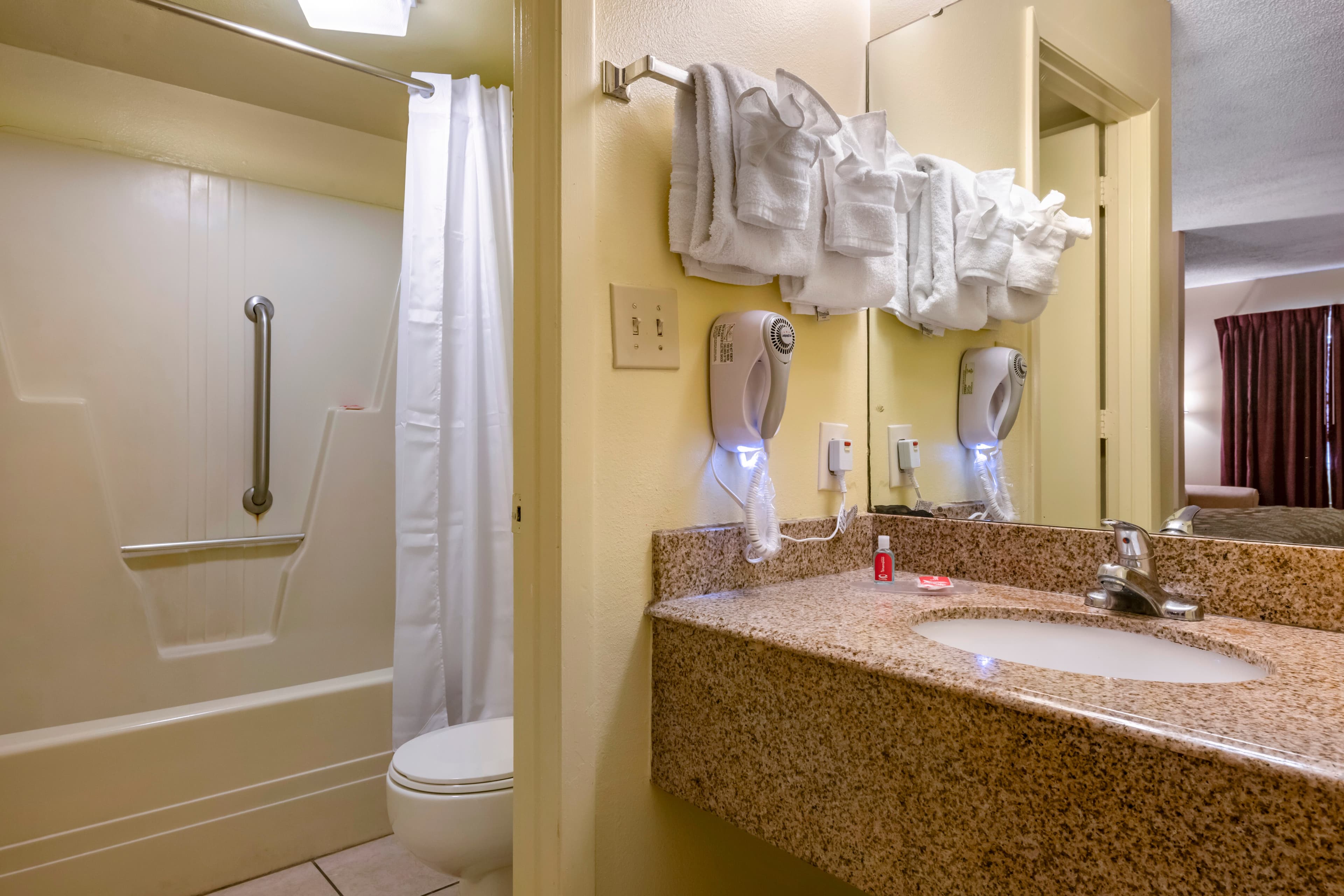 Econo Lodge Inn & Suites Maingate Central — 24