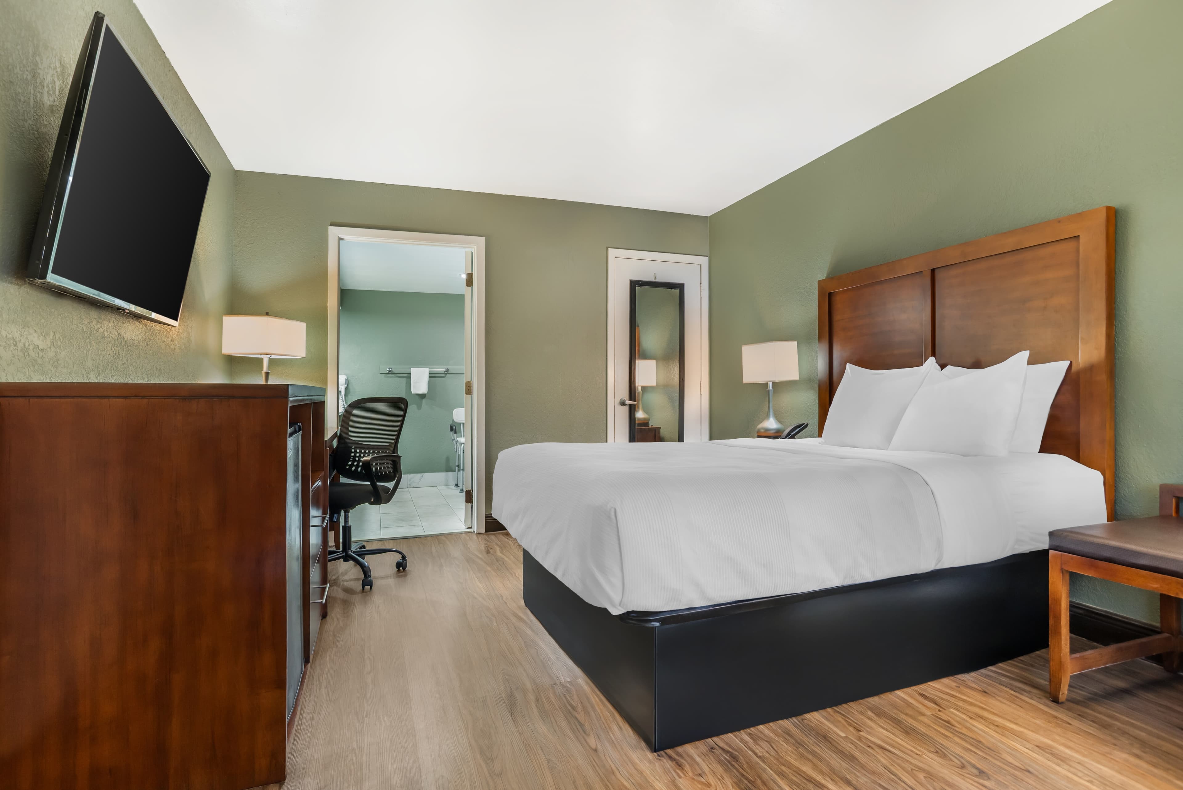 Quality Inn & Suites near Panama City Beach - Image 2