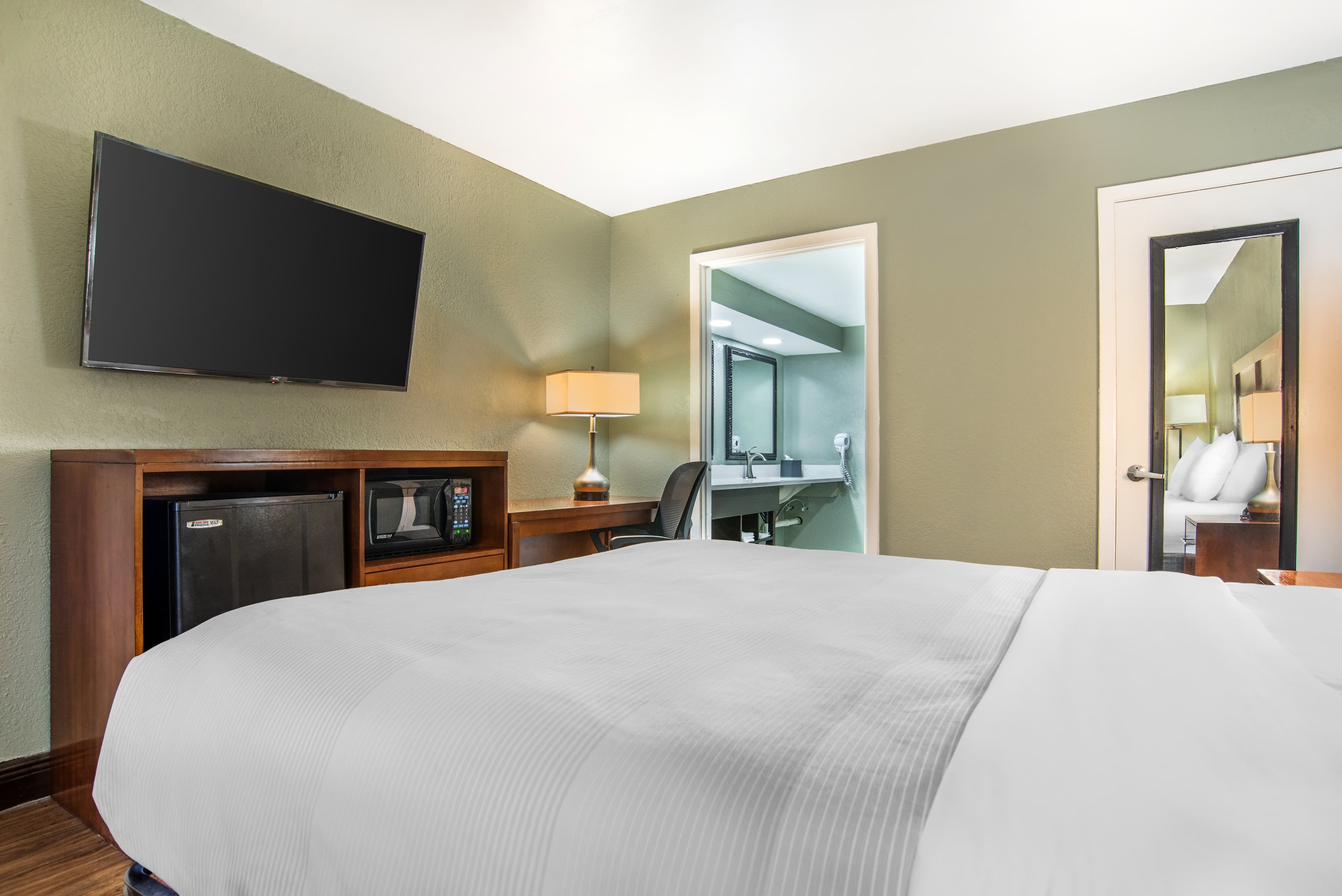 Quality Inn & Suites near Panama City Beach - Image 3