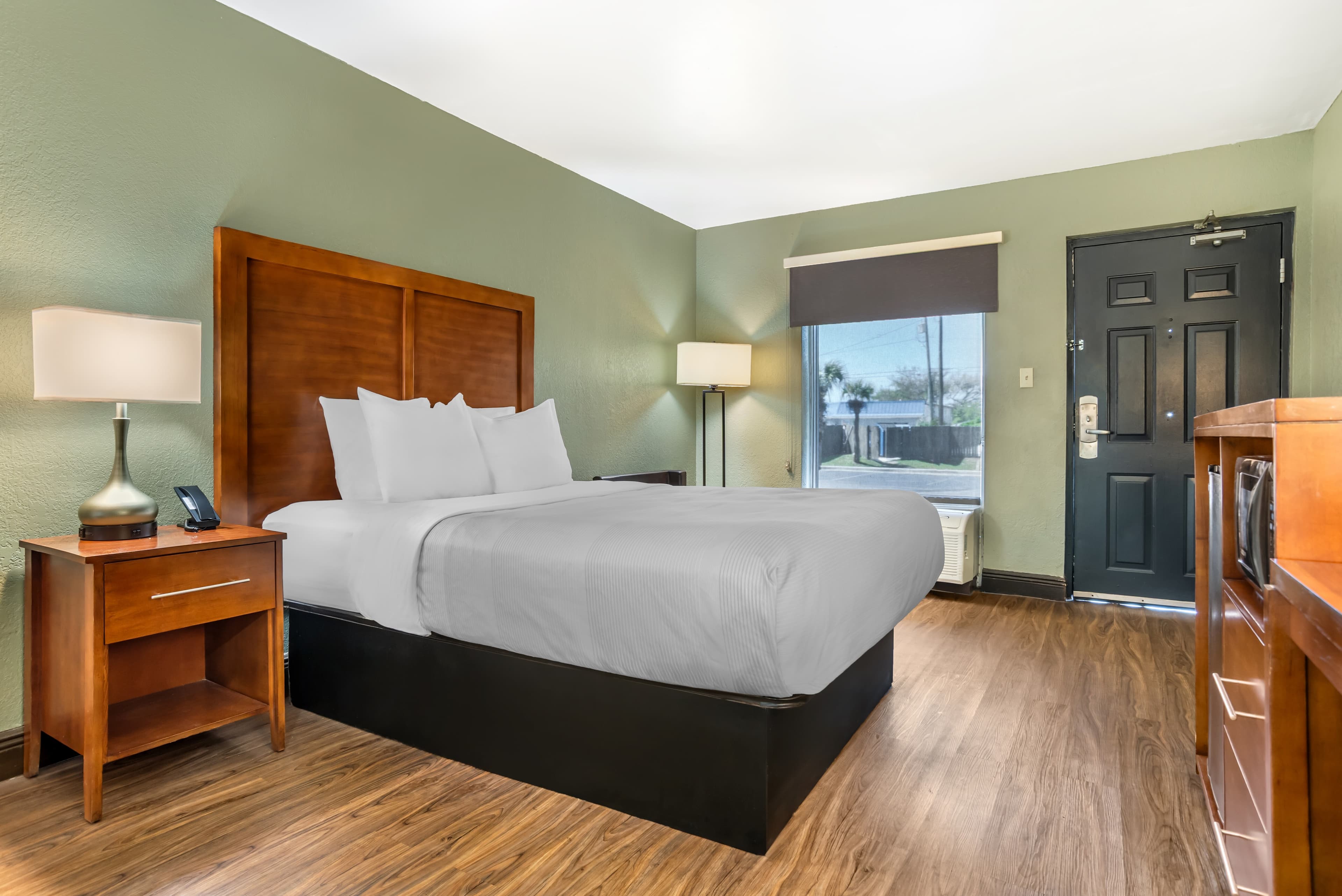 Quality Inn & Suites near Panama City Beach - Image 4