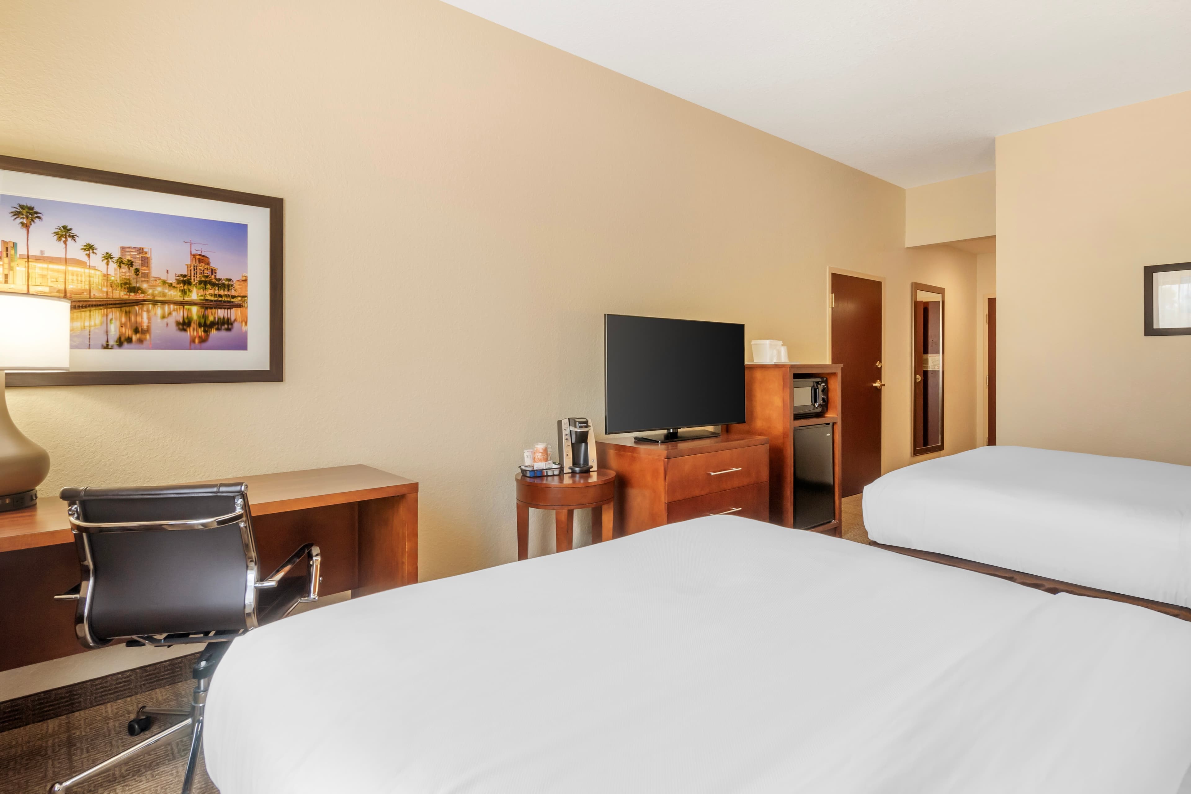 Comfort Inn & Suites Northeast - Gateway - Image 3