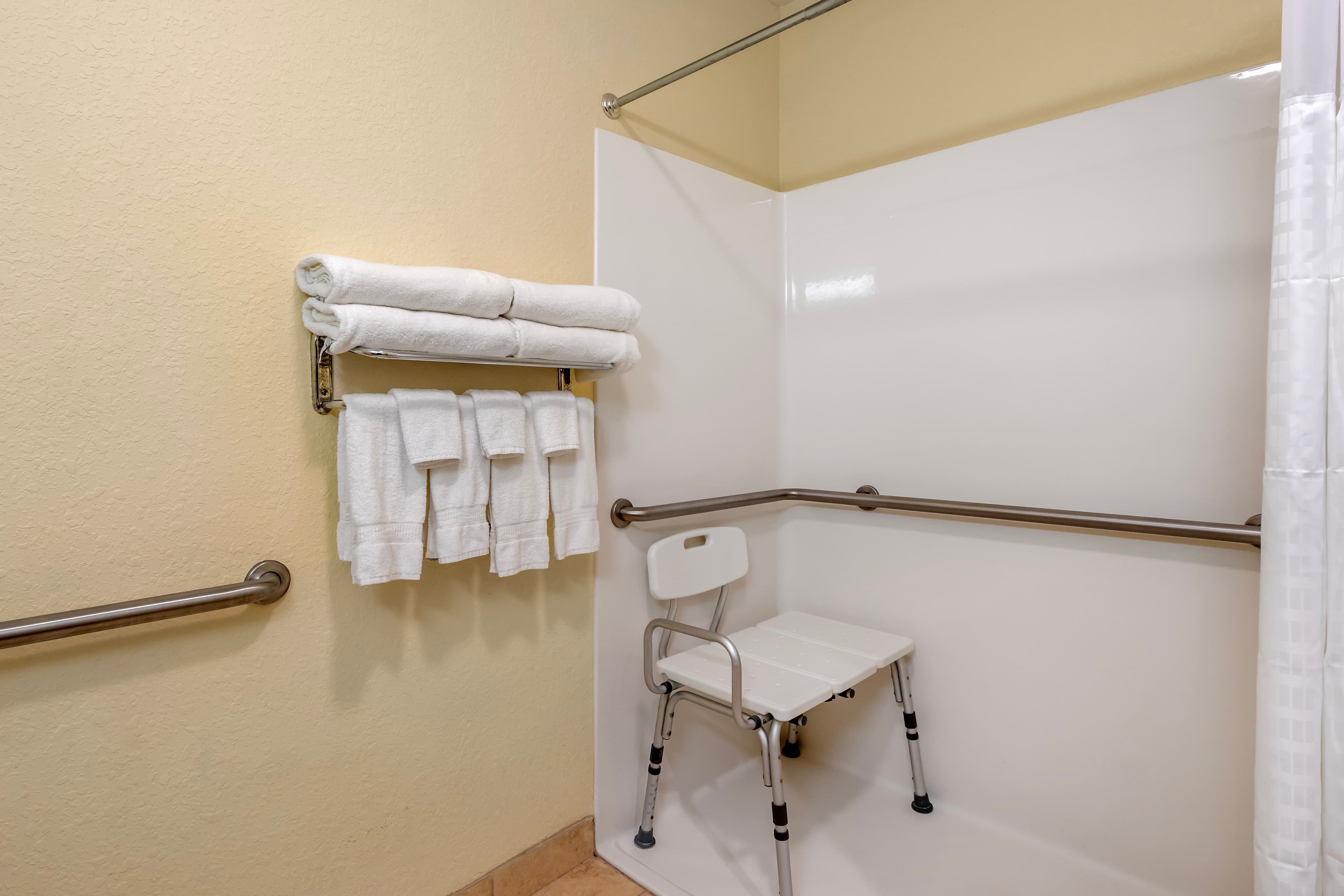 Comfort Inn & Suites Northeast - Gateway - Image 5