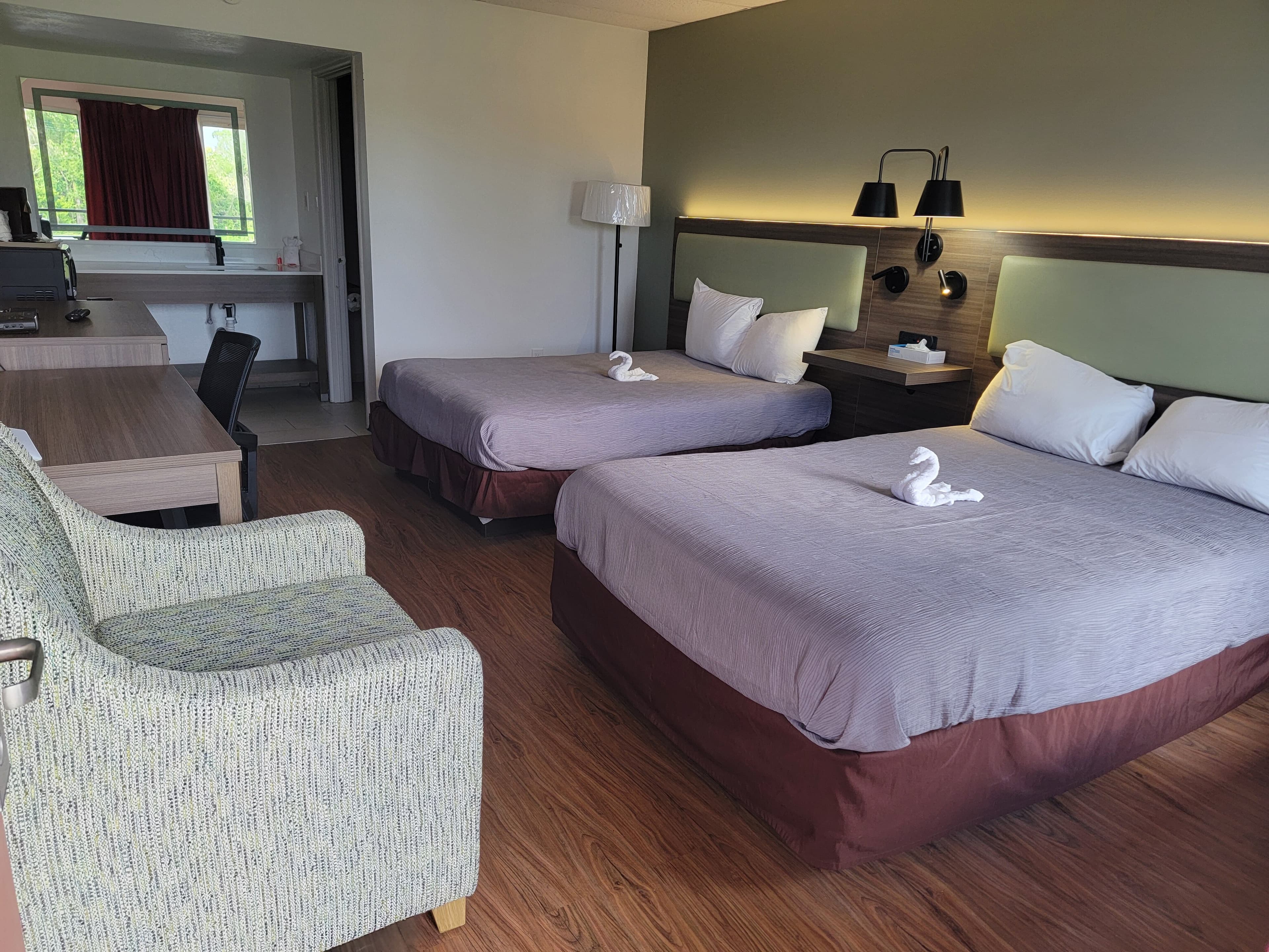 Econo Lodge Perry — 6