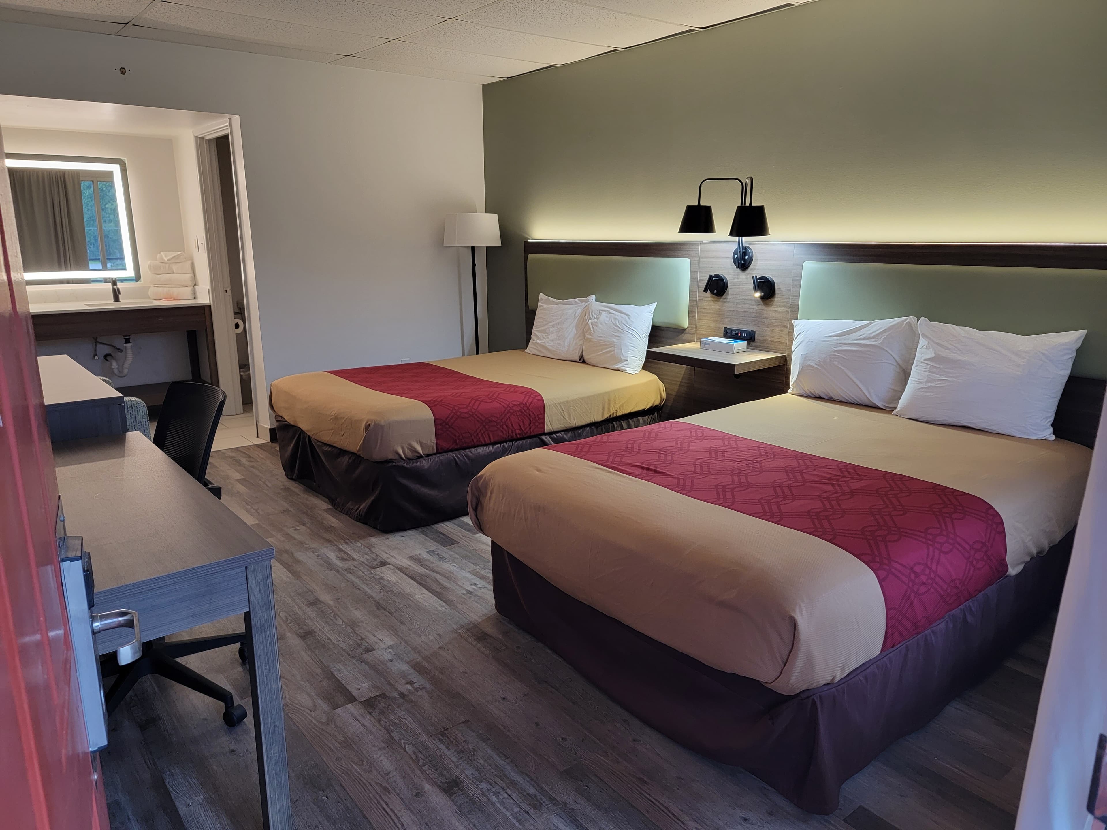 Econo Lodge Perry — 20