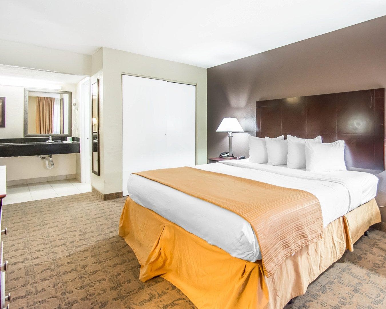 Quality Inn & Suites By the Parks - Image 3