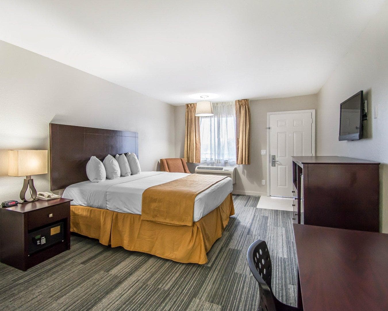 Quality Inn & Suites By the Parks - Image 2