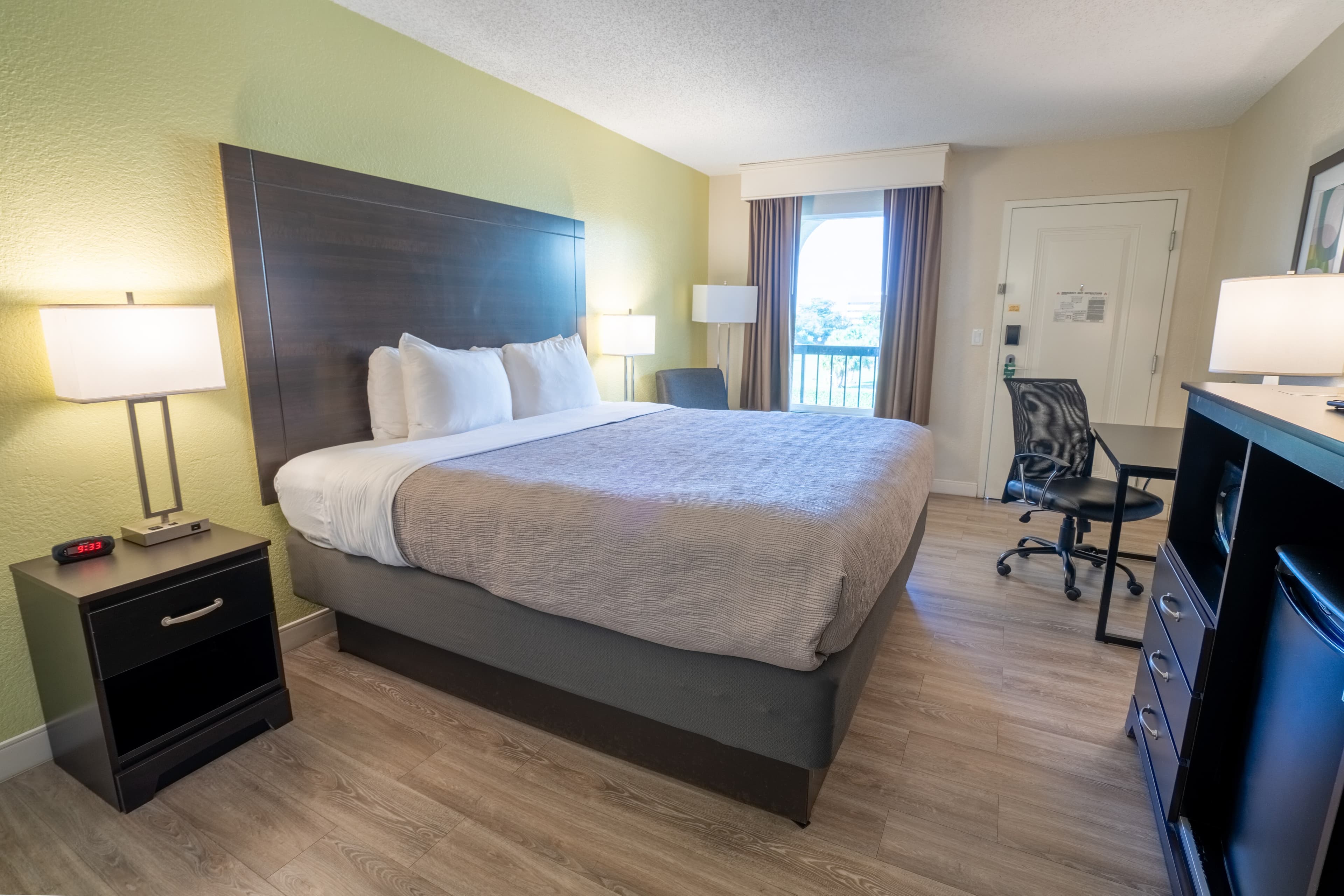 Quality Inn Palm Beach International Airport - Image 5
