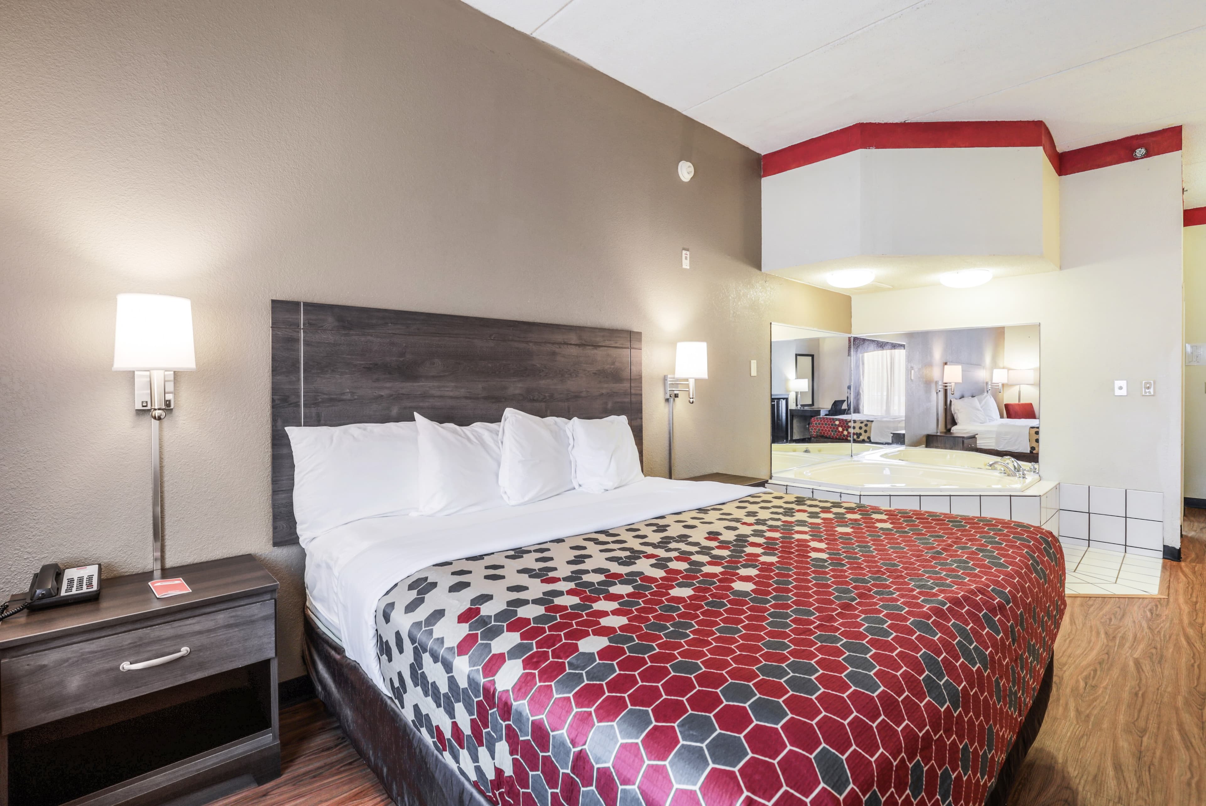 Econo Lodge Inn & Suites Marianna South - Image 4