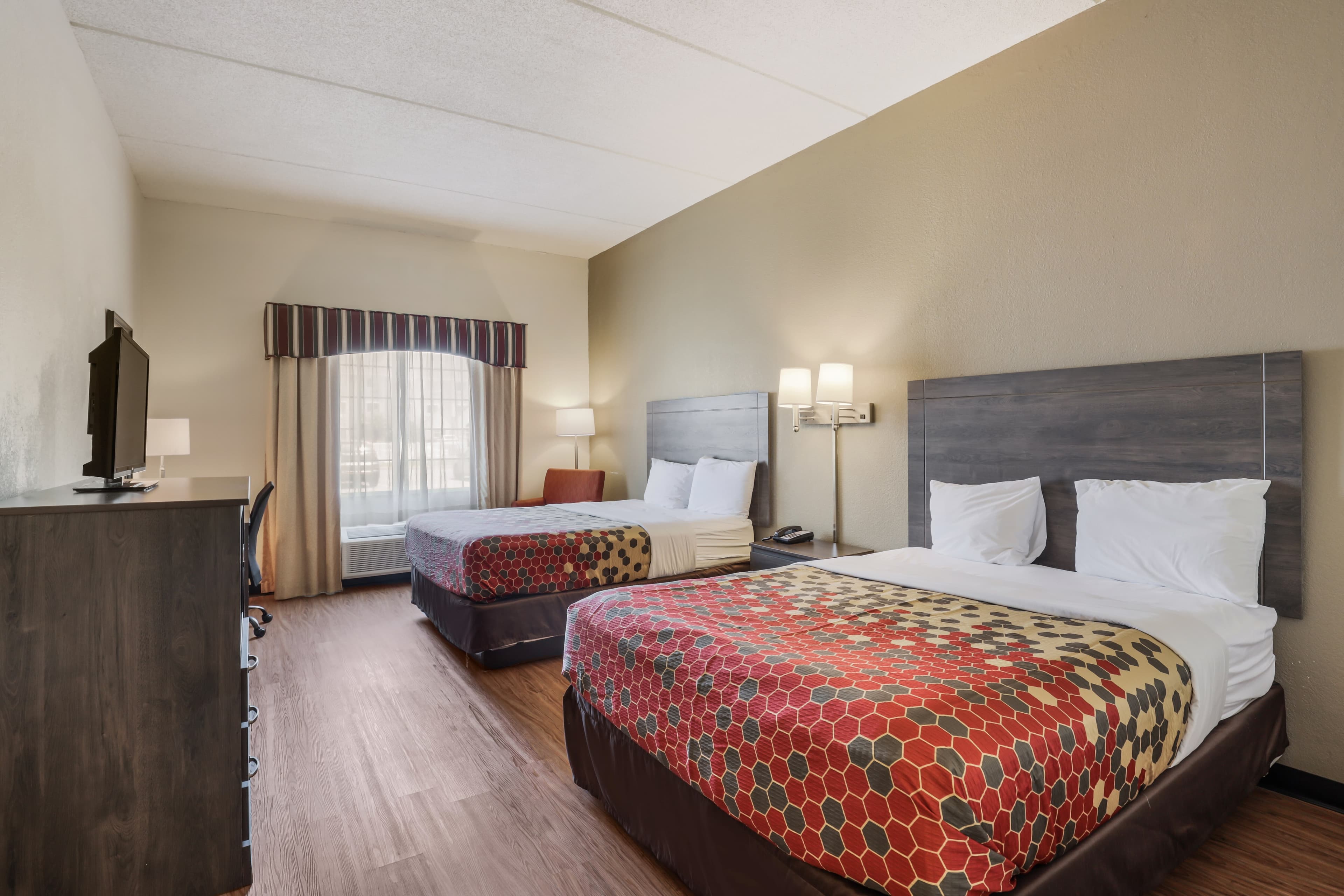Econo Lodge Inn & Suites Marianna South — 7