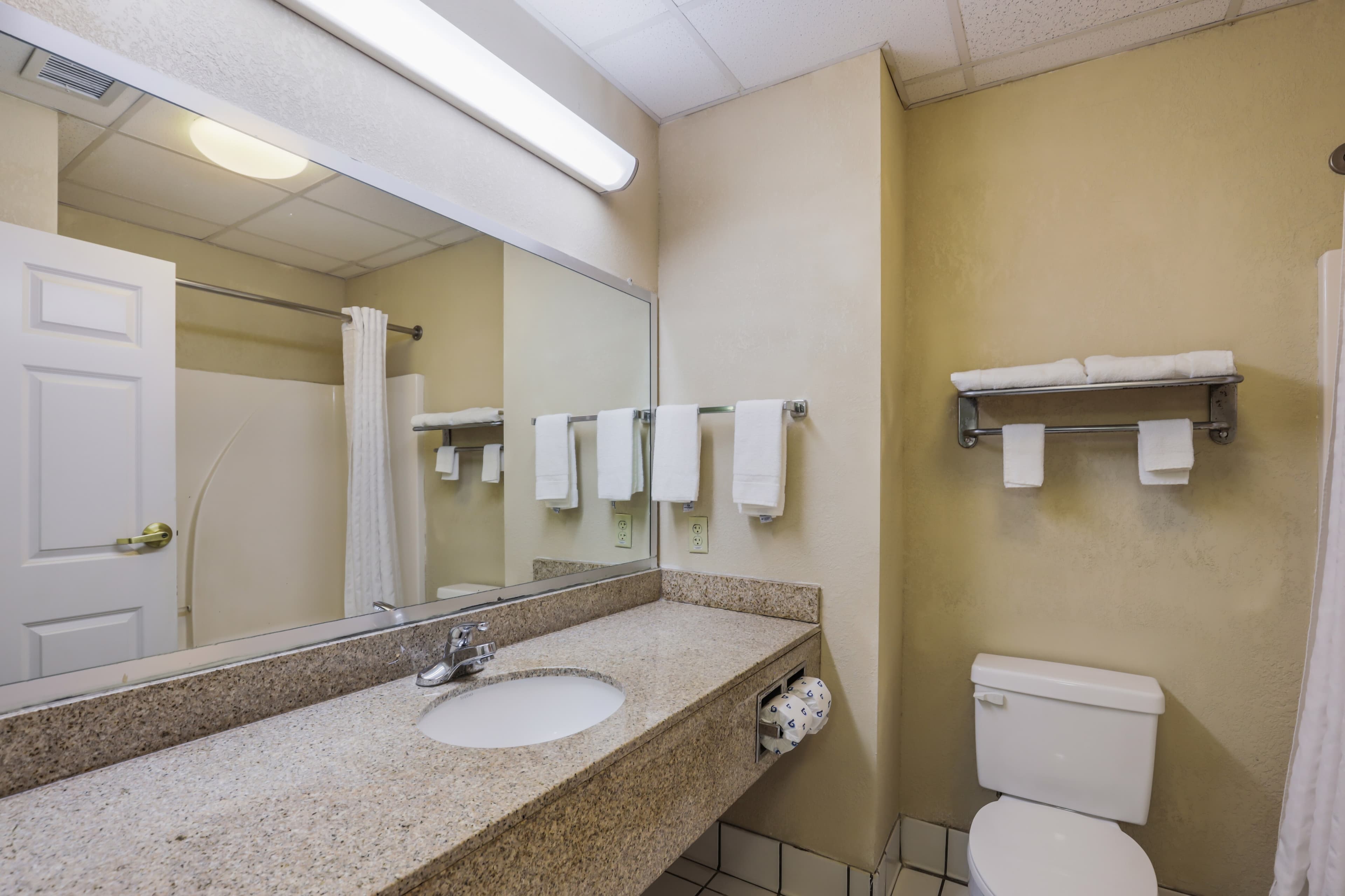 Econo Lodge Inn & Suites Marianna South — 11