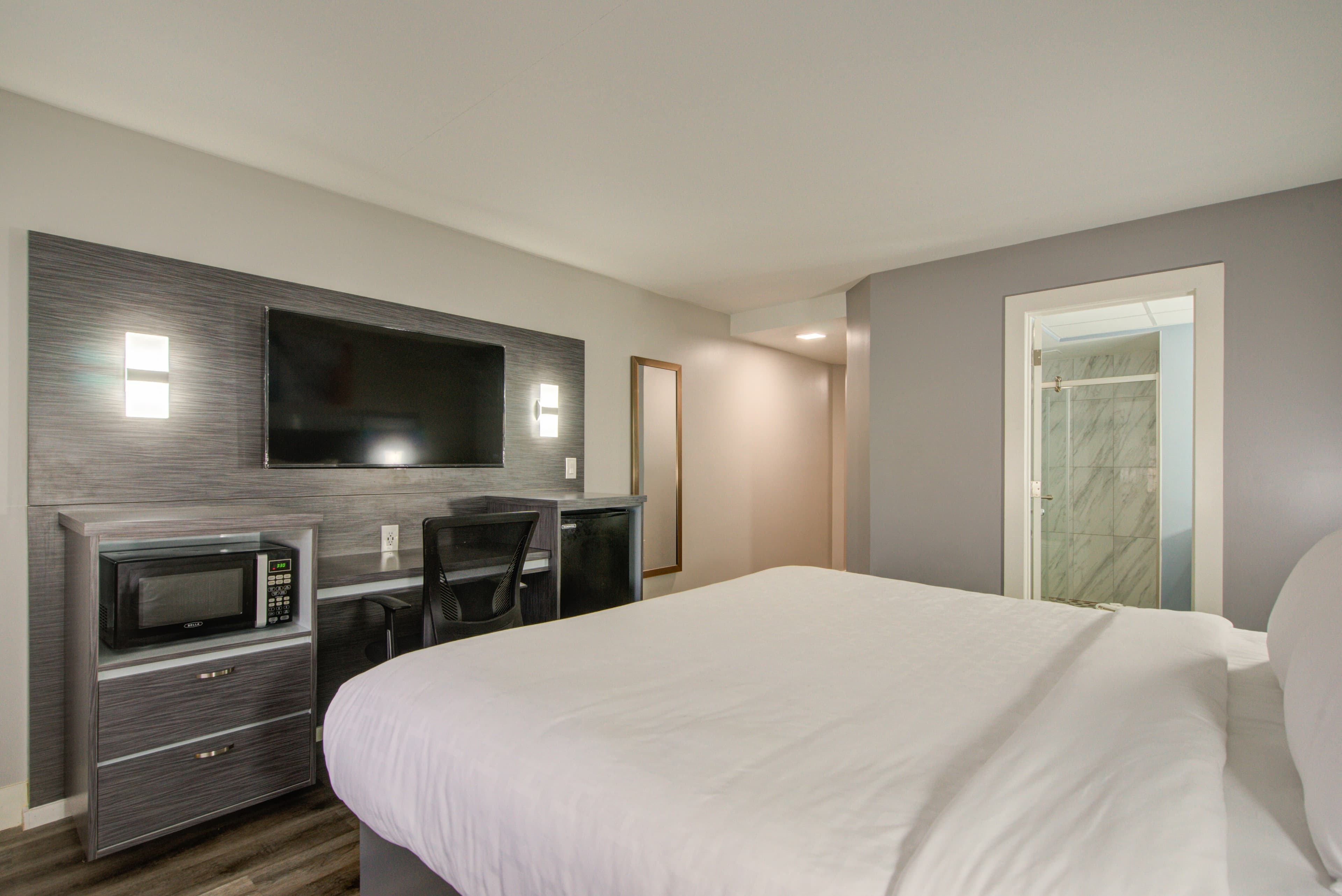 Clarion Pointe Tampa-Brandon Near Fairgrounds and Casino - Image 4