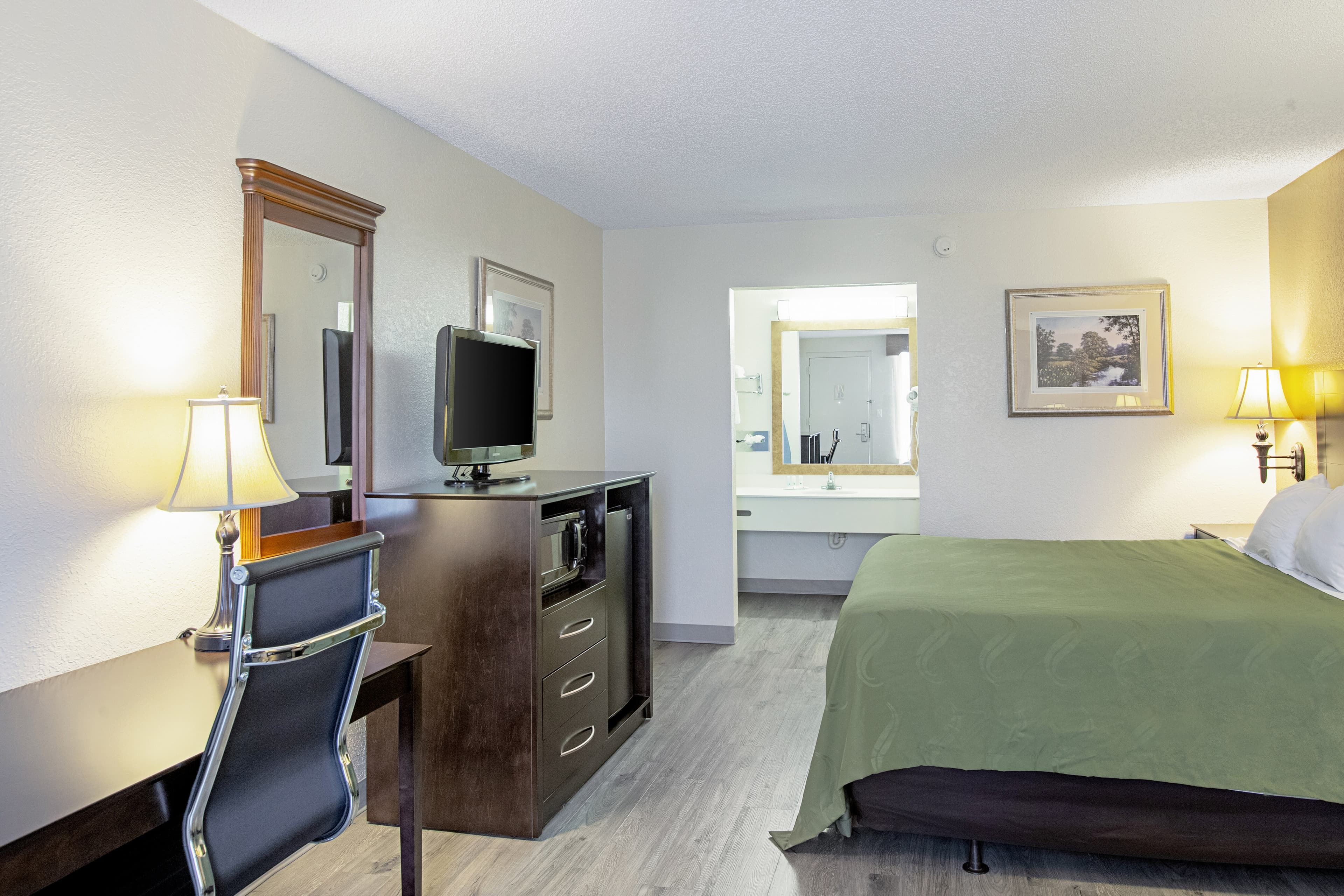 Quality Inn & Suites Live Oak I-10 Exit 283 — 12