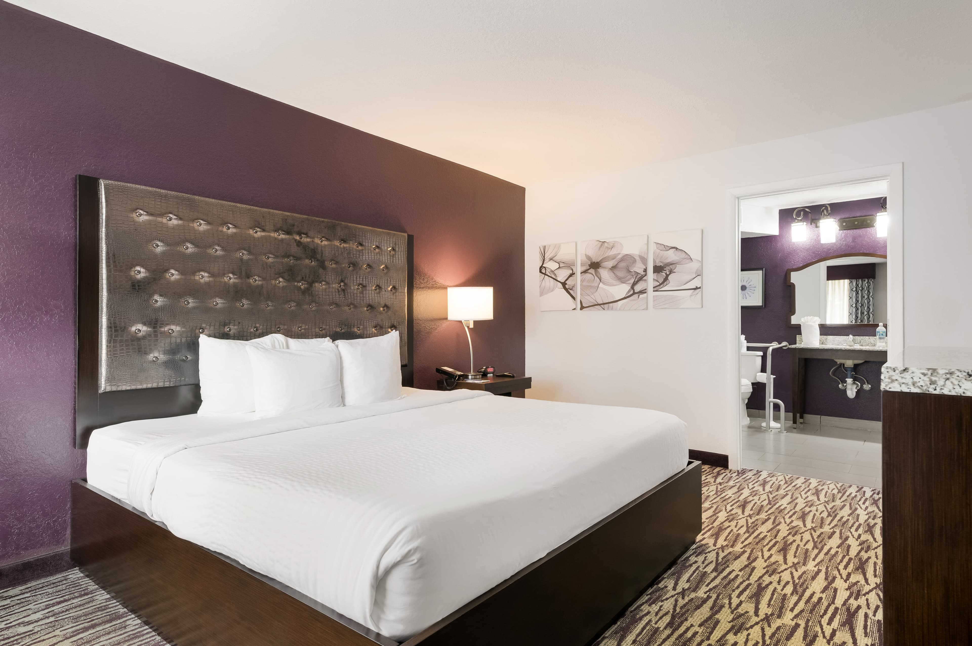 Clarion Inn & Suites Across From Universal Orlando Resort - Image 2