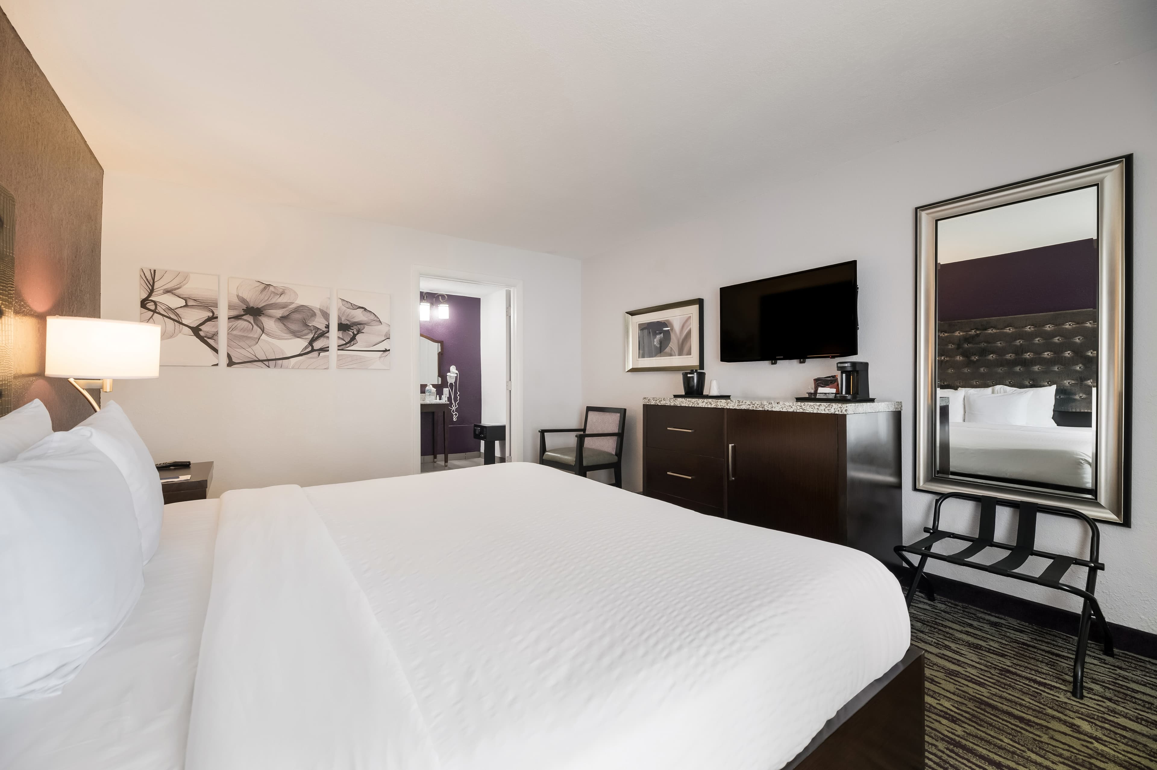 Clarion Inn & Suites Across From Universal Orlando Resort - Image 3