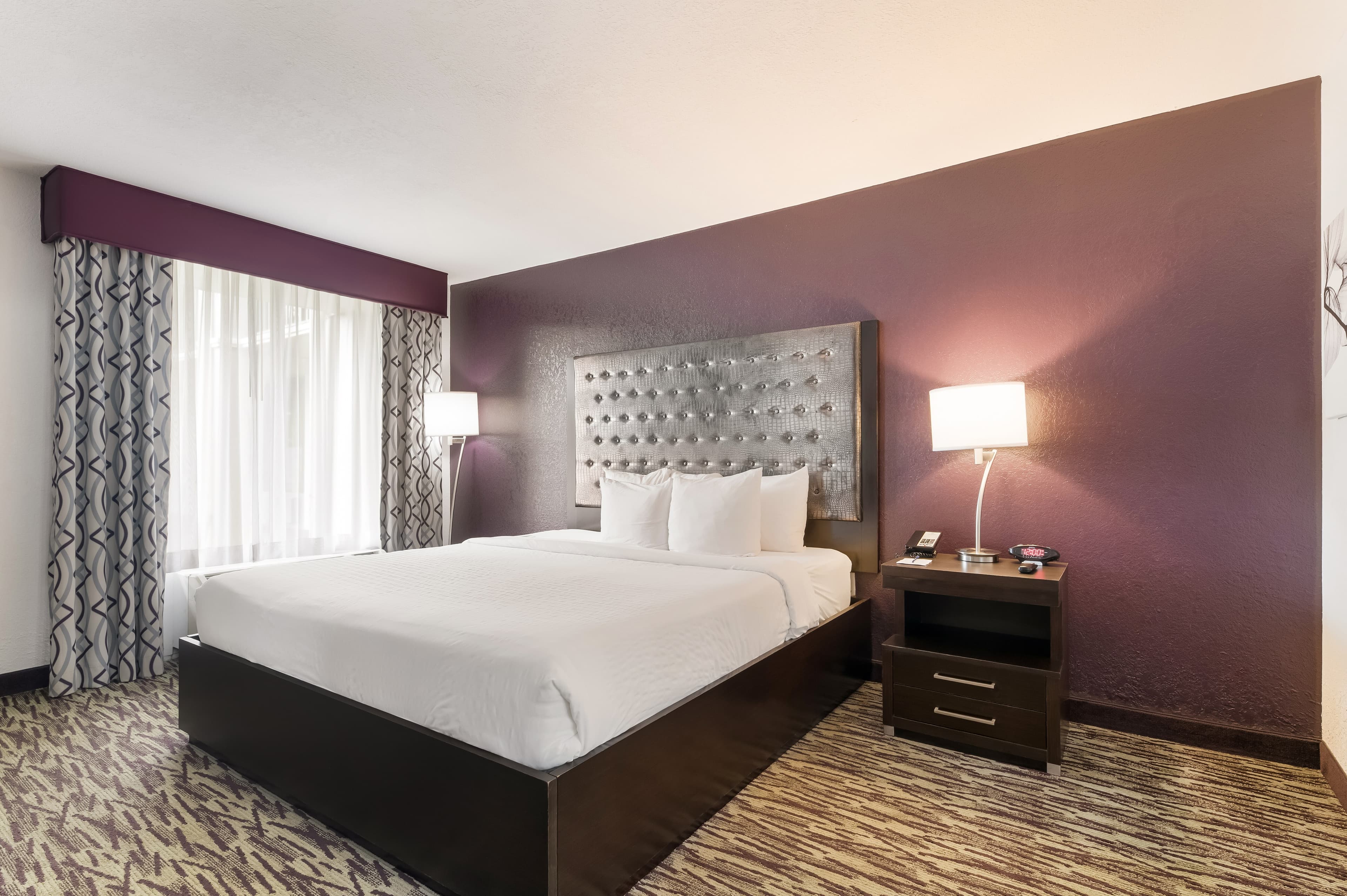 Clarion Inn & Suites Across From Universal Orlando Resort - Image 4