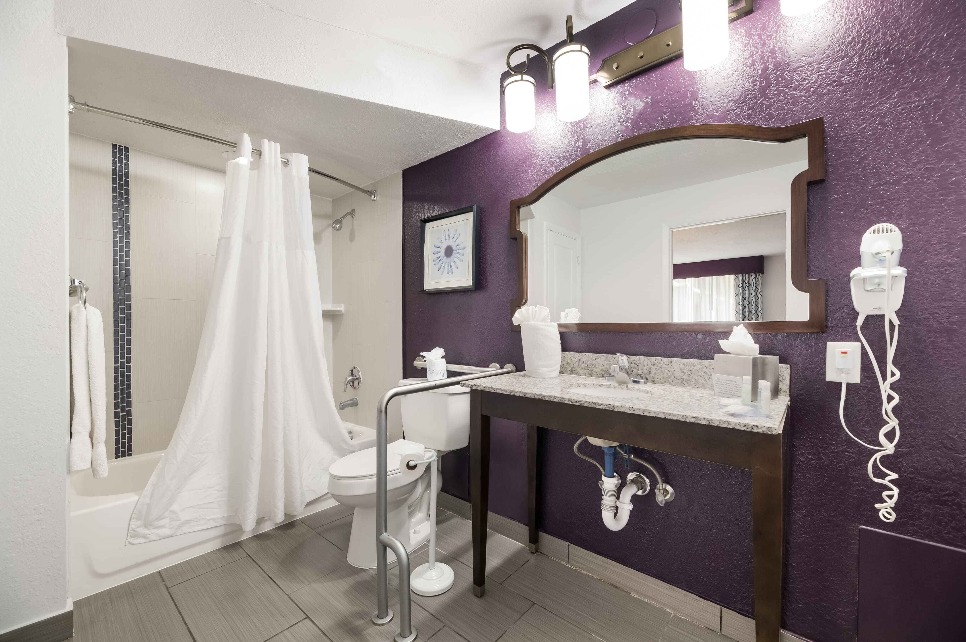 Clarion Inn & Suites Across From Universal Orlando Resort - Image 5