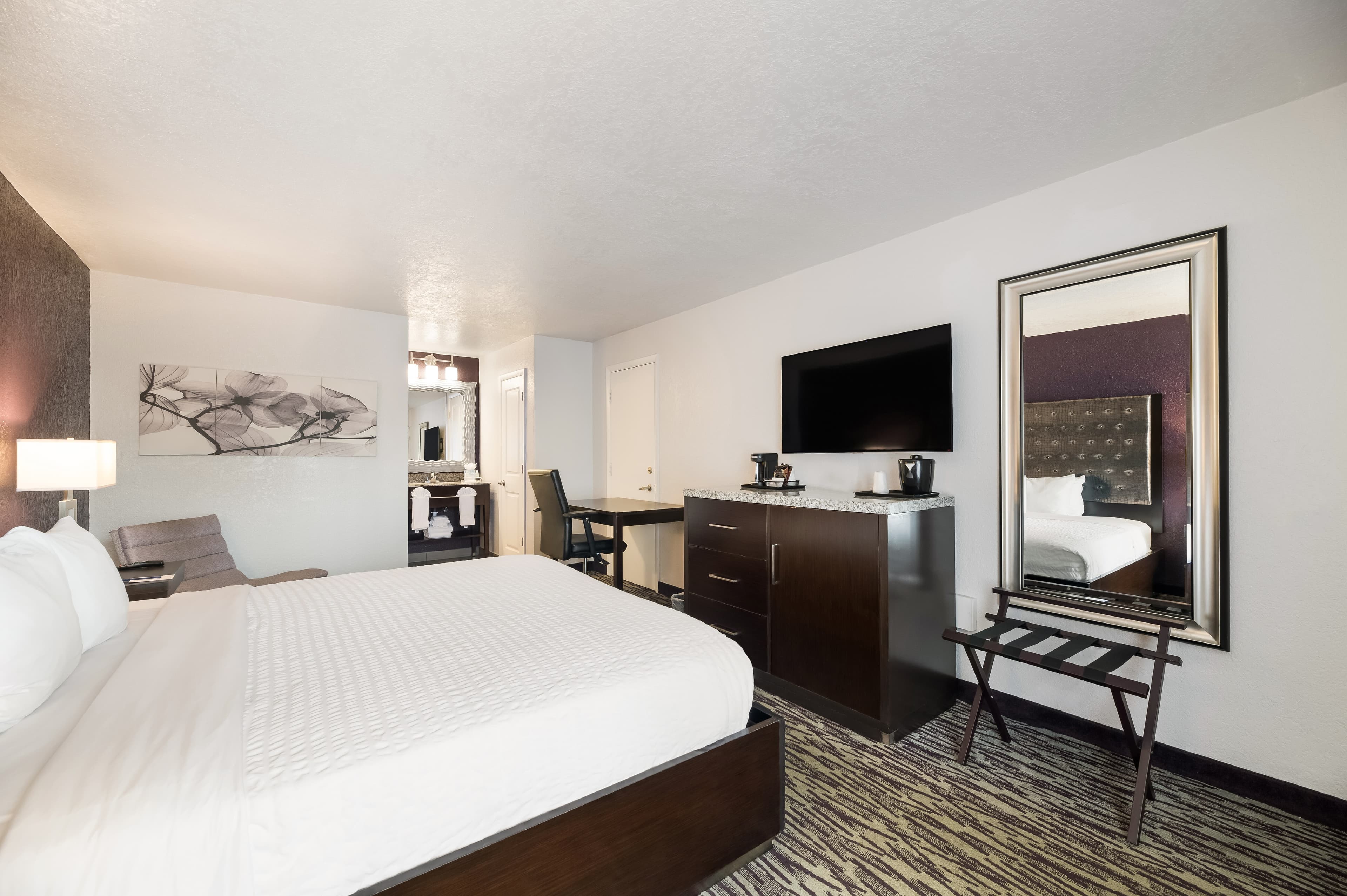 Clarion Inn & Suites Across From Universal Orlando Resort — 25
