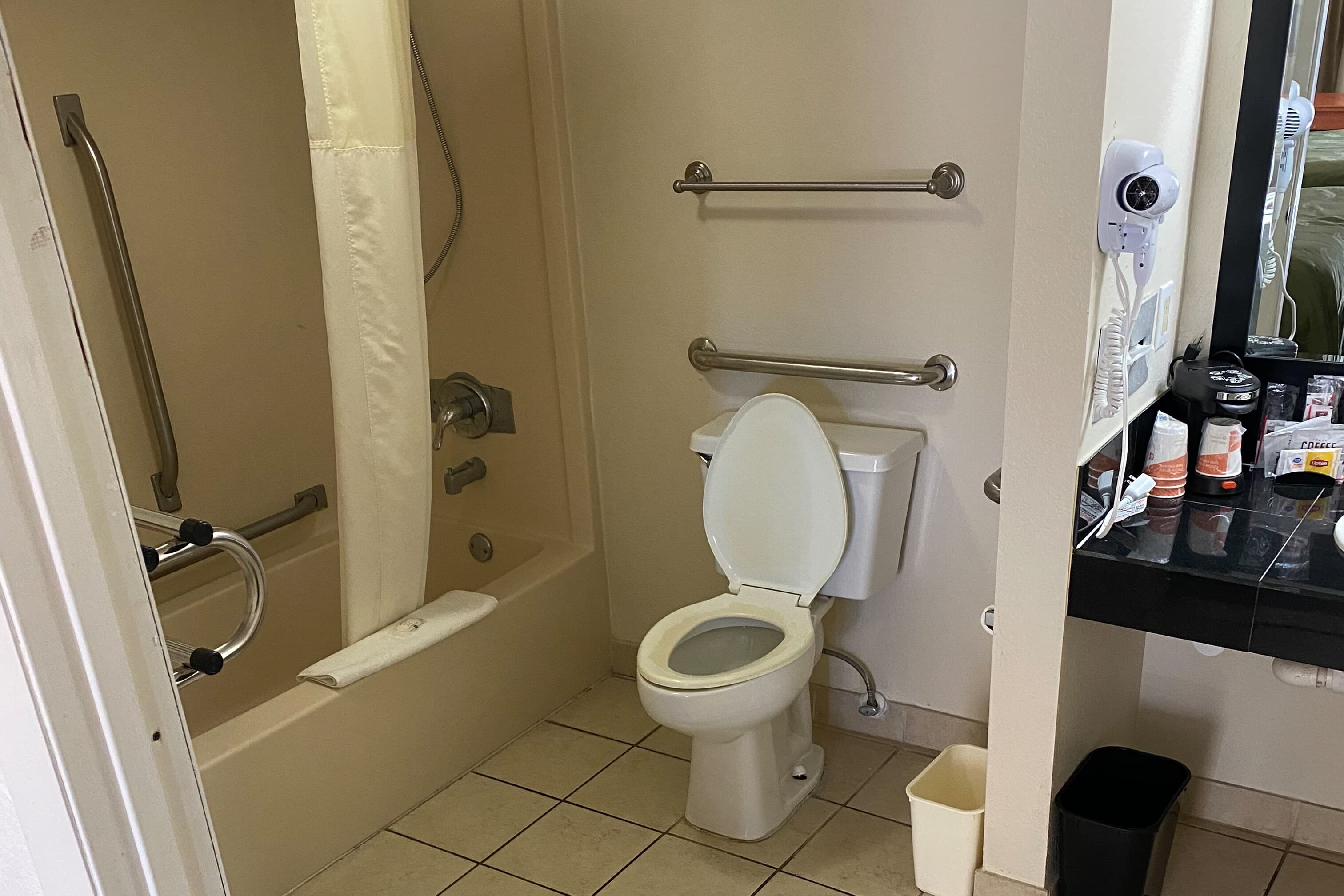 Quality Inn near Manatee Springs State Park - Image 3