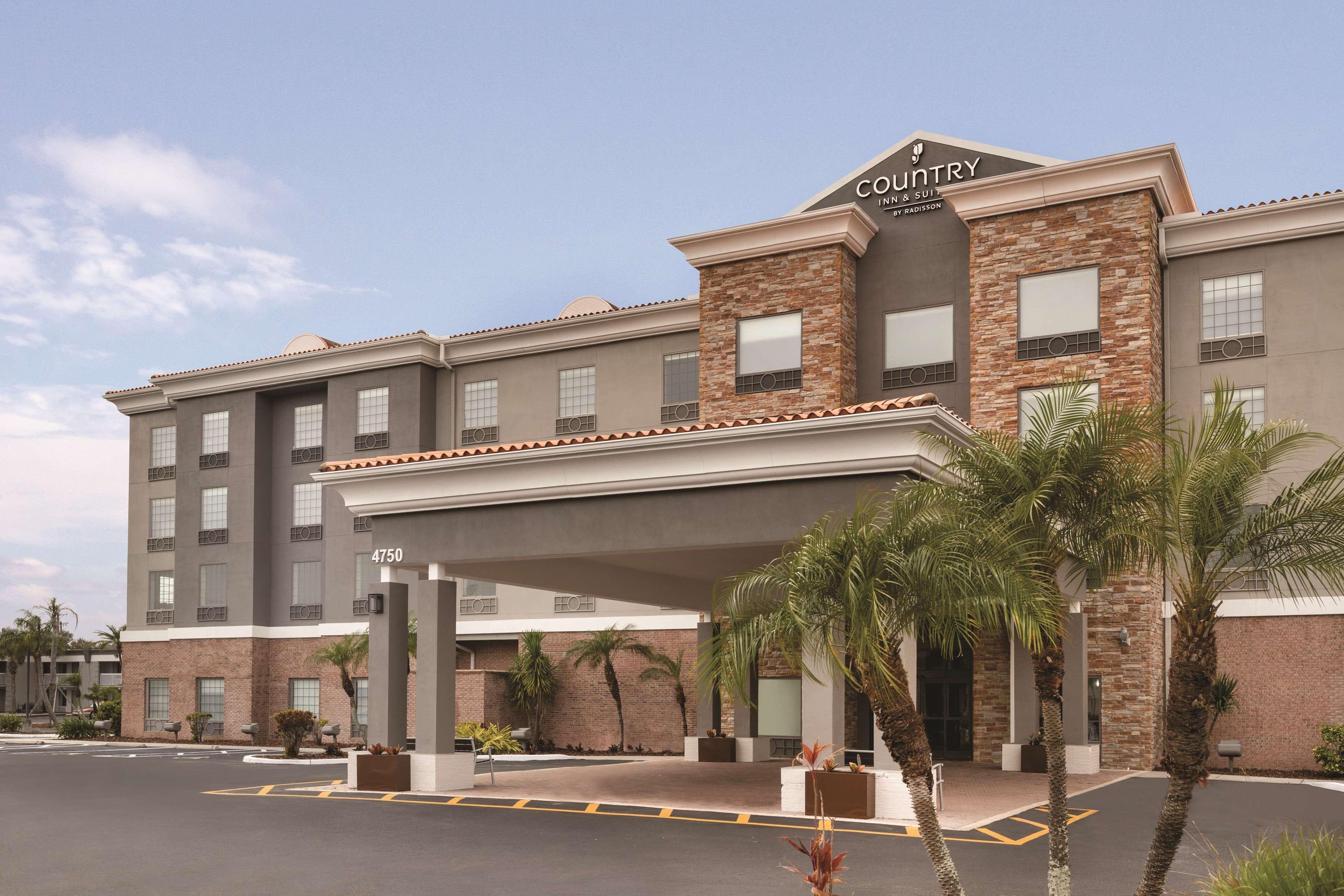 Country Inn & Suites by Radisson, RJ Stadium - Tampa Airport East - Image 1