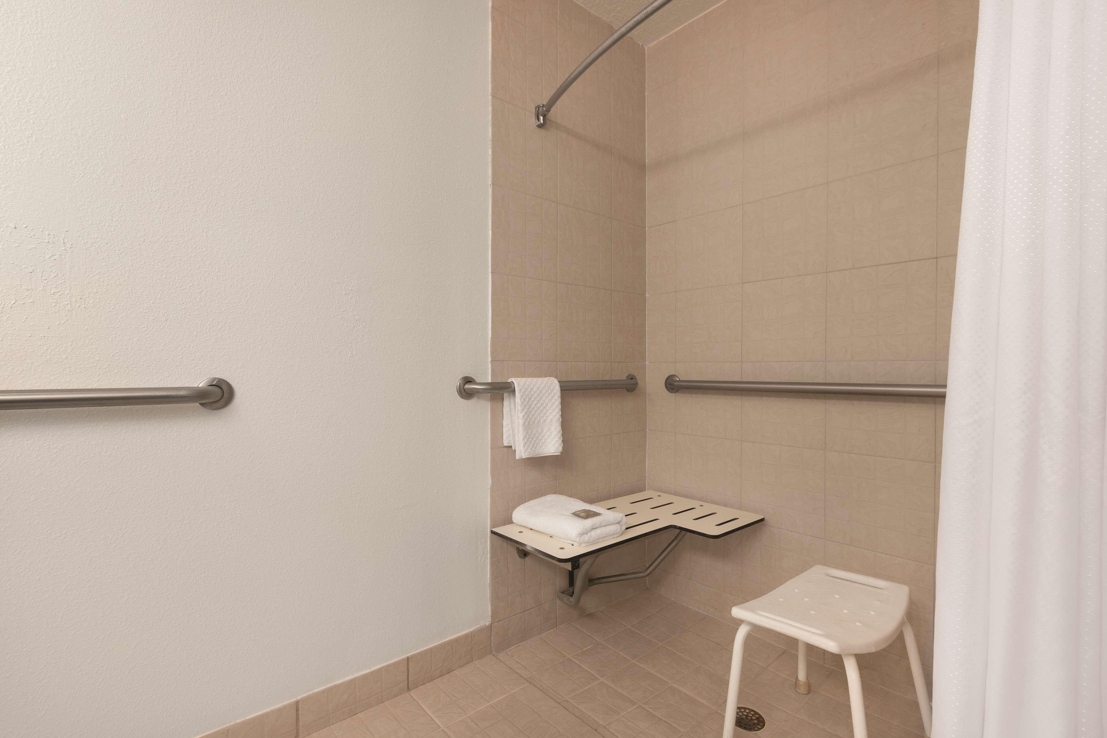 Country Inn & Suites by Radisson, RJ Stadium - Tampa Airport East - Image 4