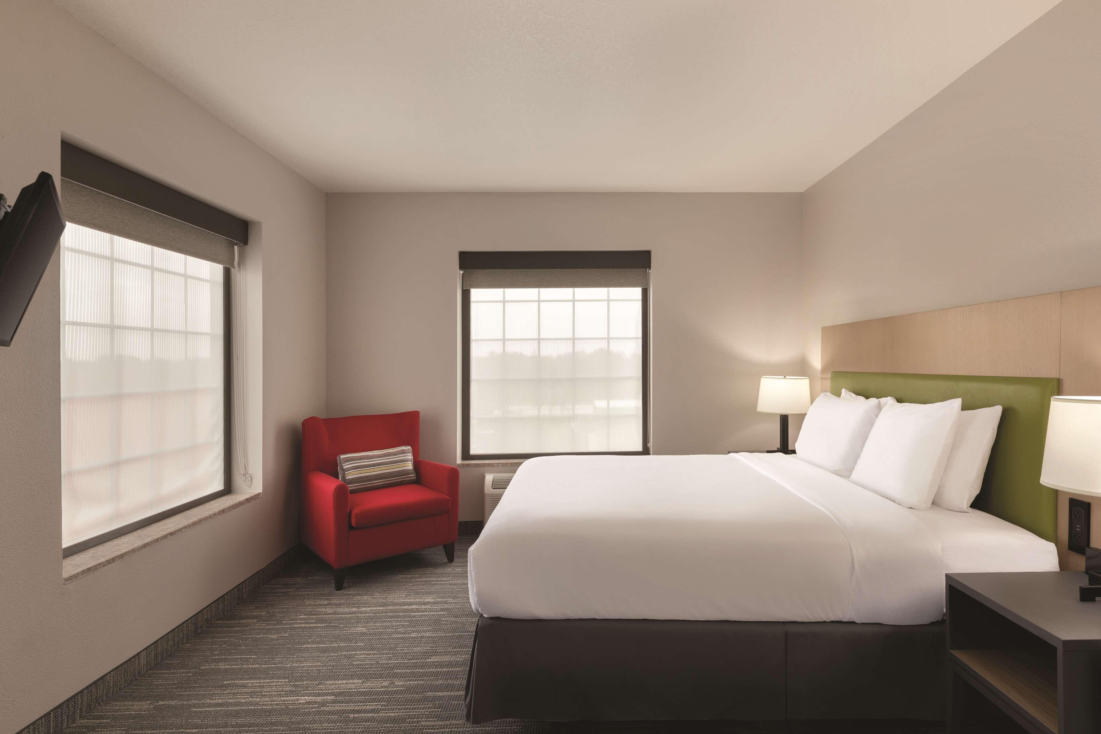 Country Inn & Suites by Radisson, RJ Stadium - Tampa Airport East — 12