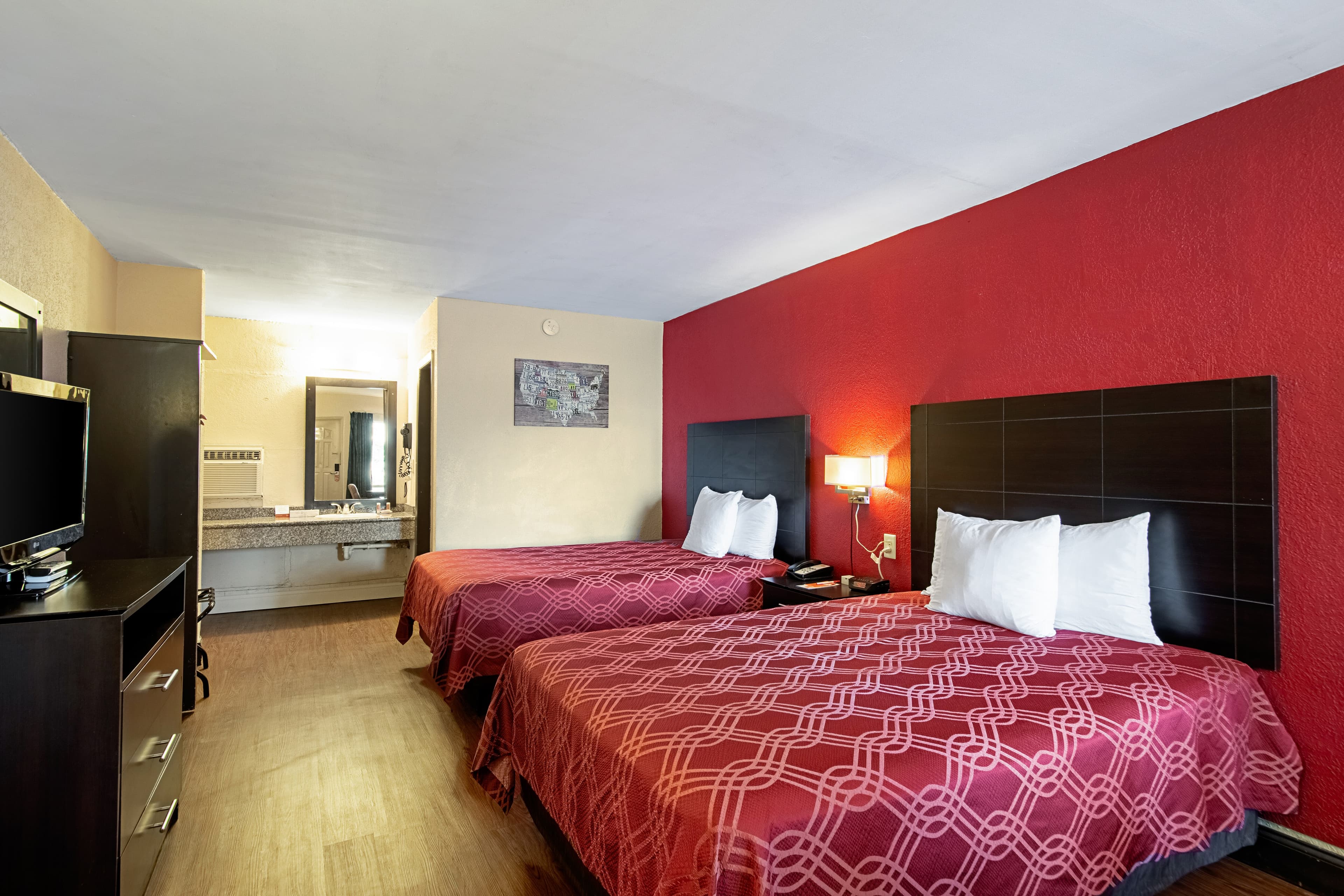 Econo Lodge Inn & Suites Clearwater Central - Image 2