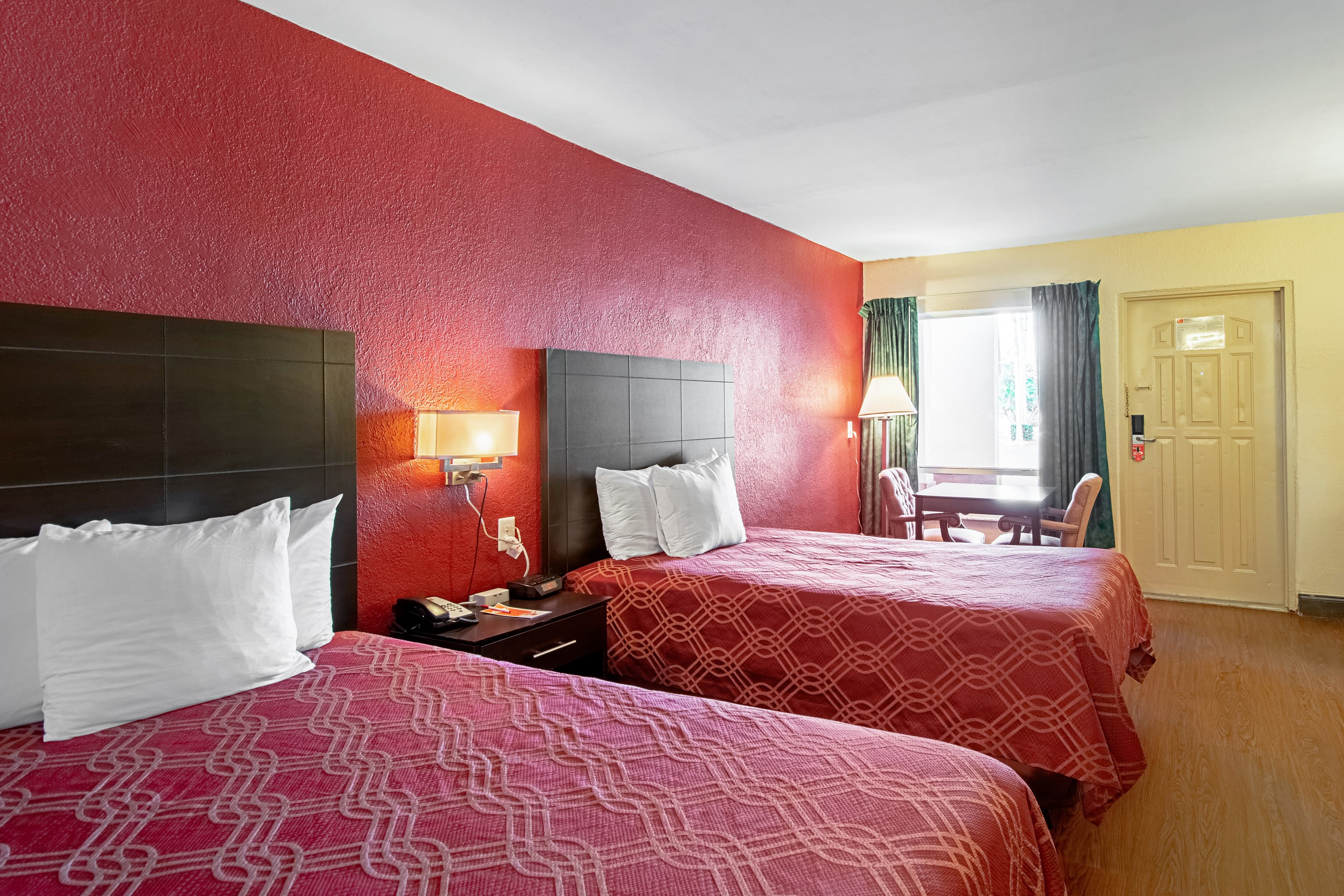 Econo Lodge Inn & Suites Clearwater Central - Image 3