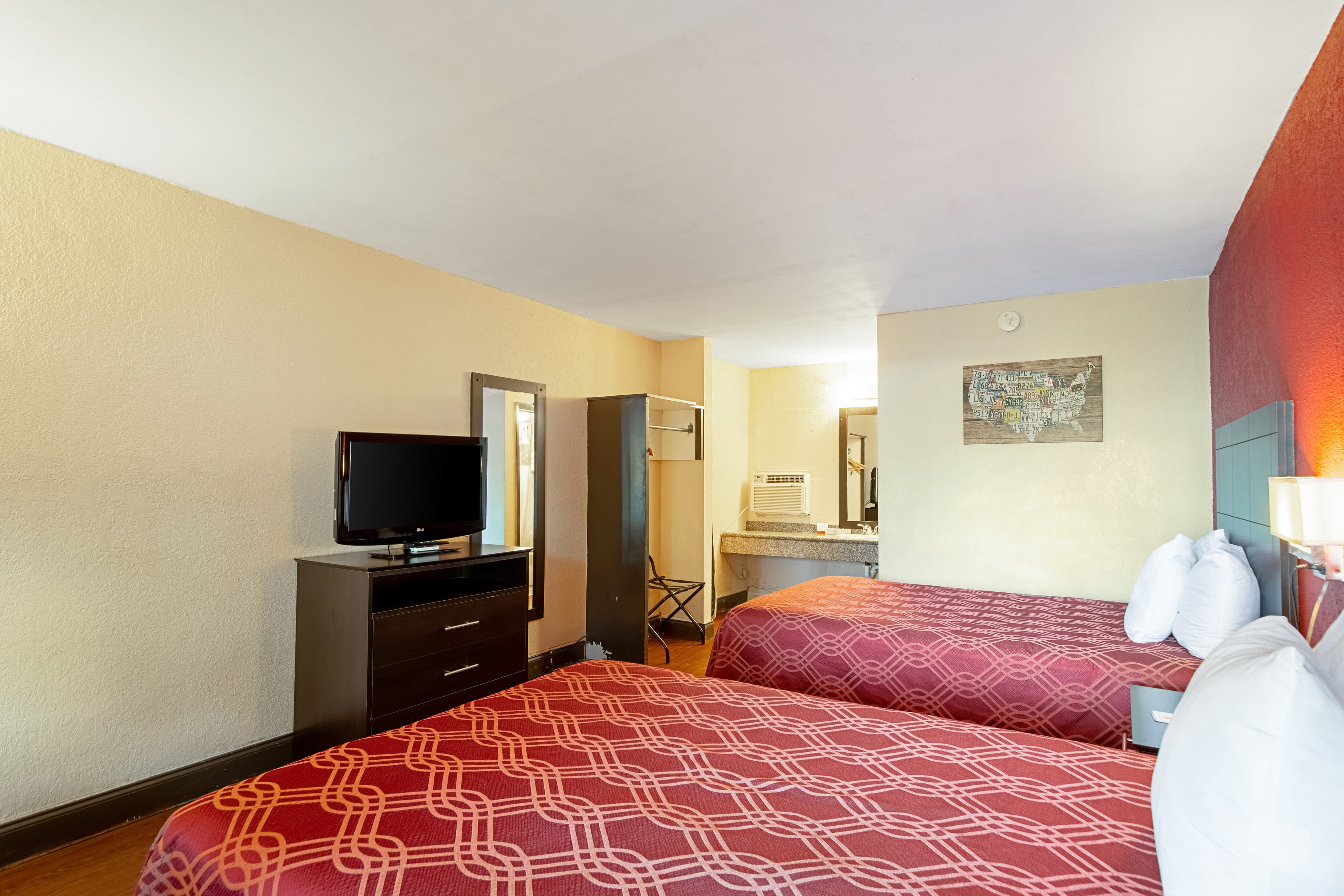 Econo Lodge Inn & Suites Clearwater Central - Image 4