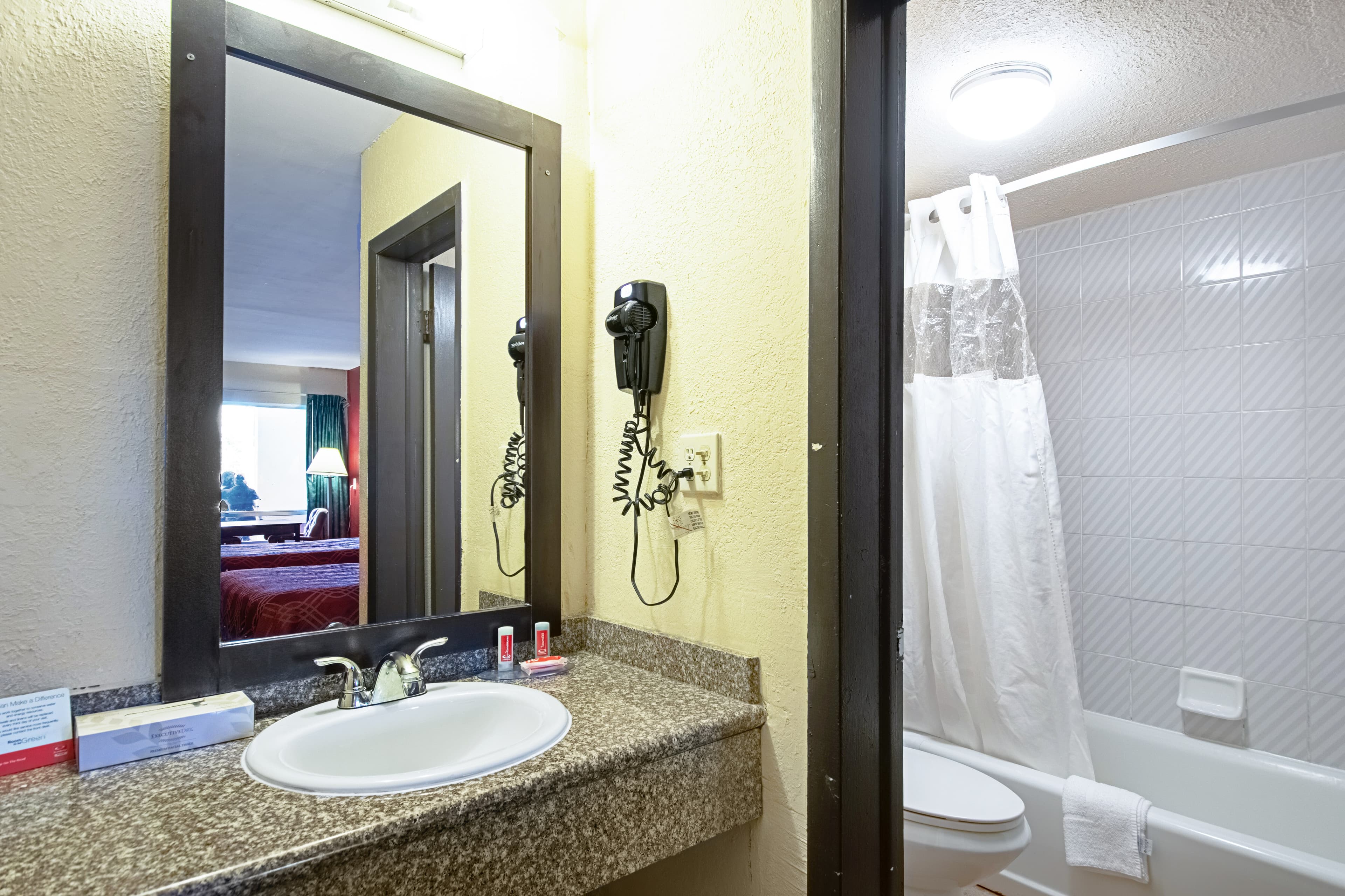 Econo Lodge Inn & Suites Clearwater Central - Image 5