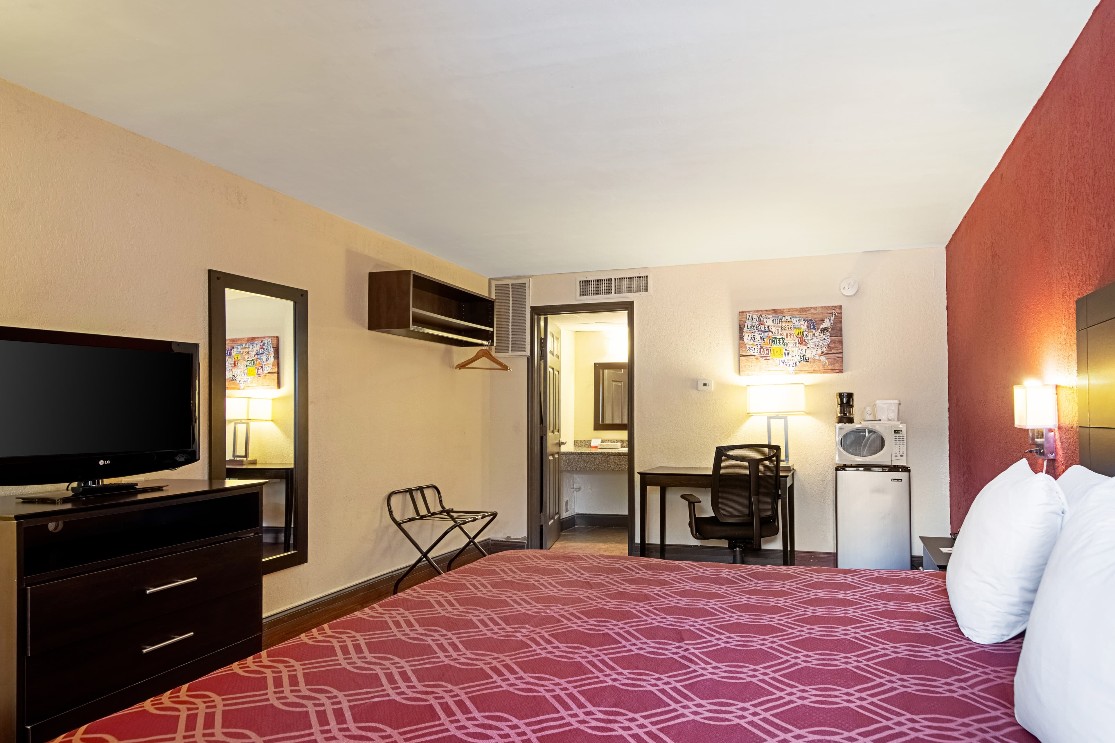 Econo Lodge Inn & Suites Clearwater Central — 10
