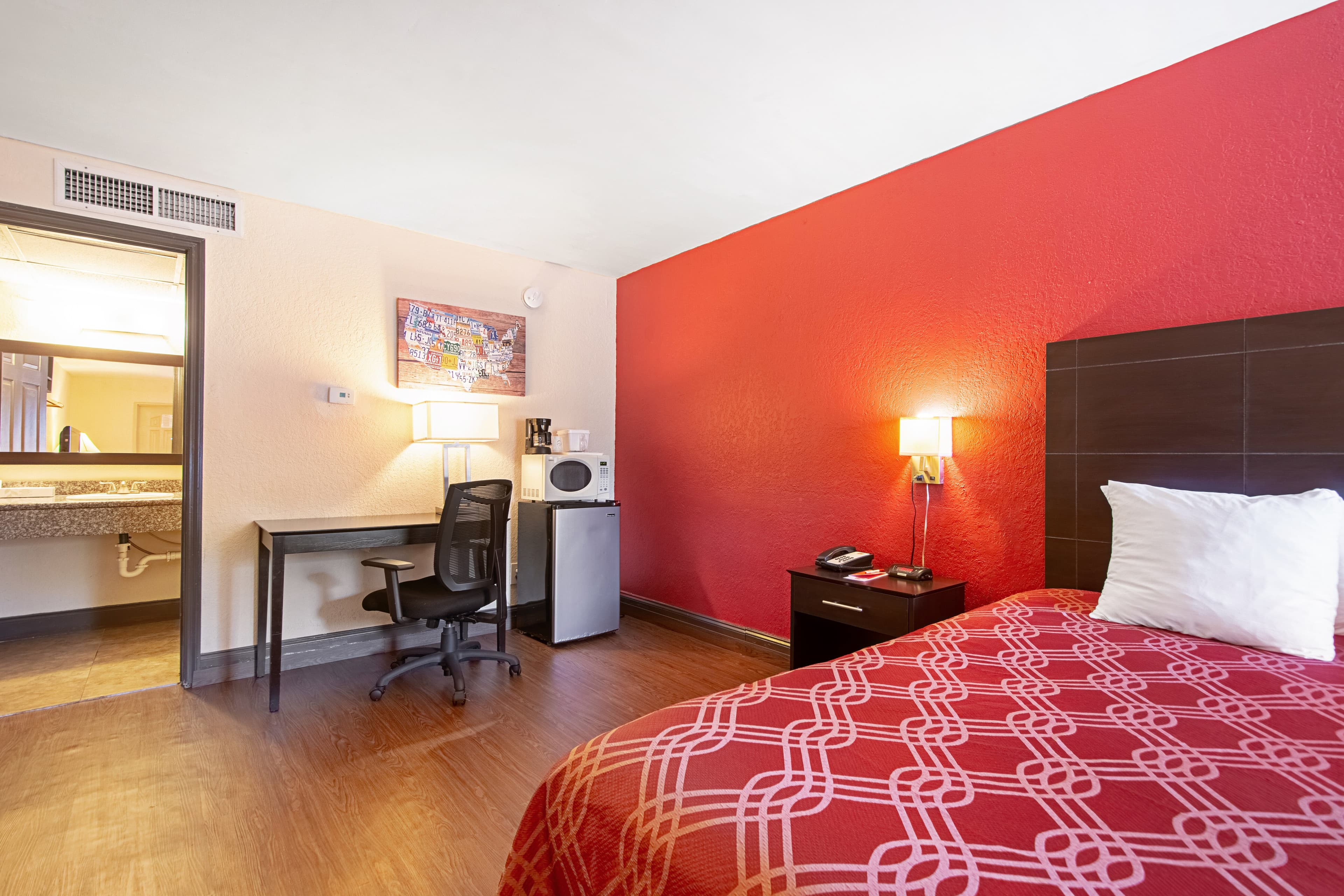 Econo Lodge Inn & Suites Clearwater Central — 11