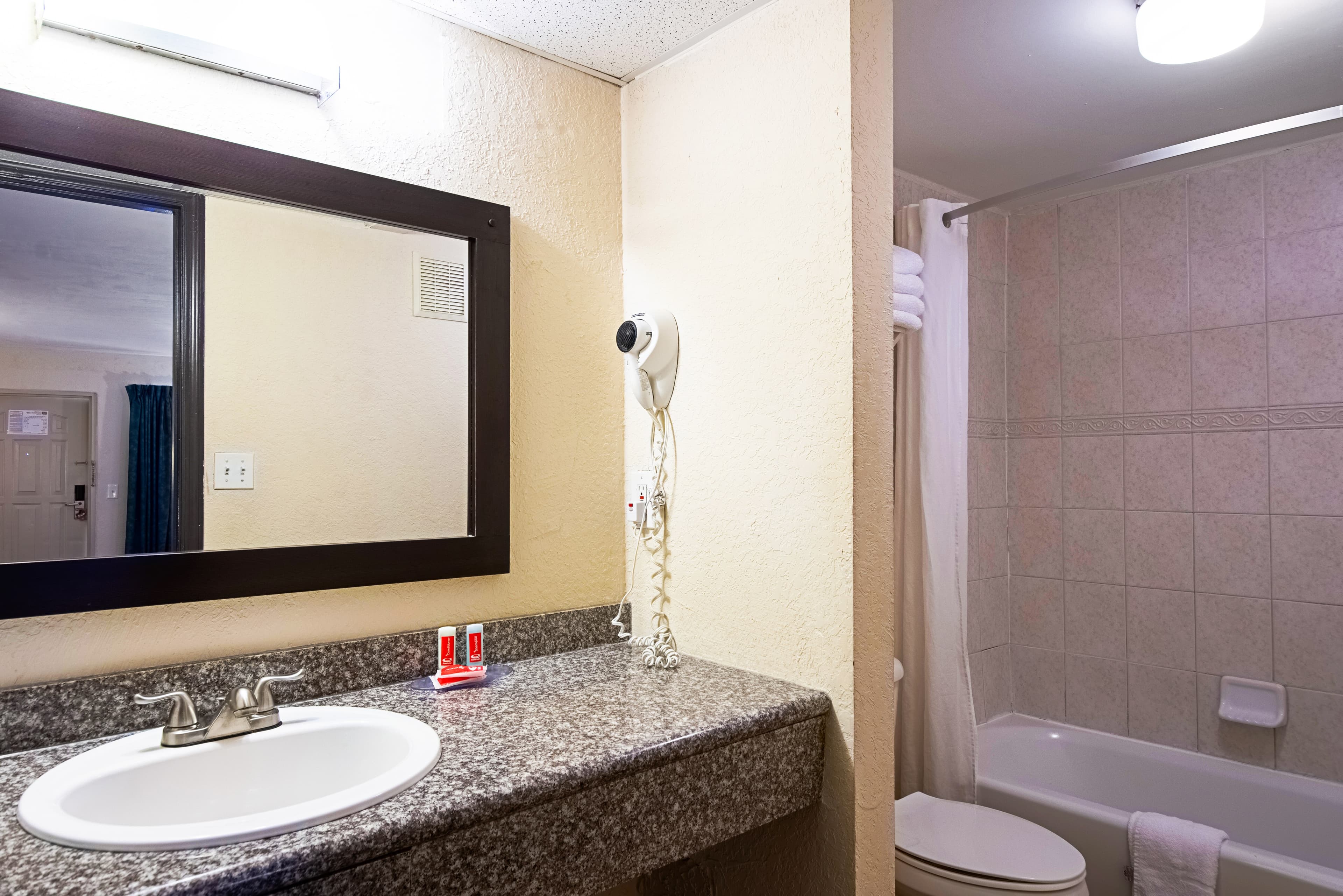 Econo Lodge Inn & Suites Clearwater Central — 12