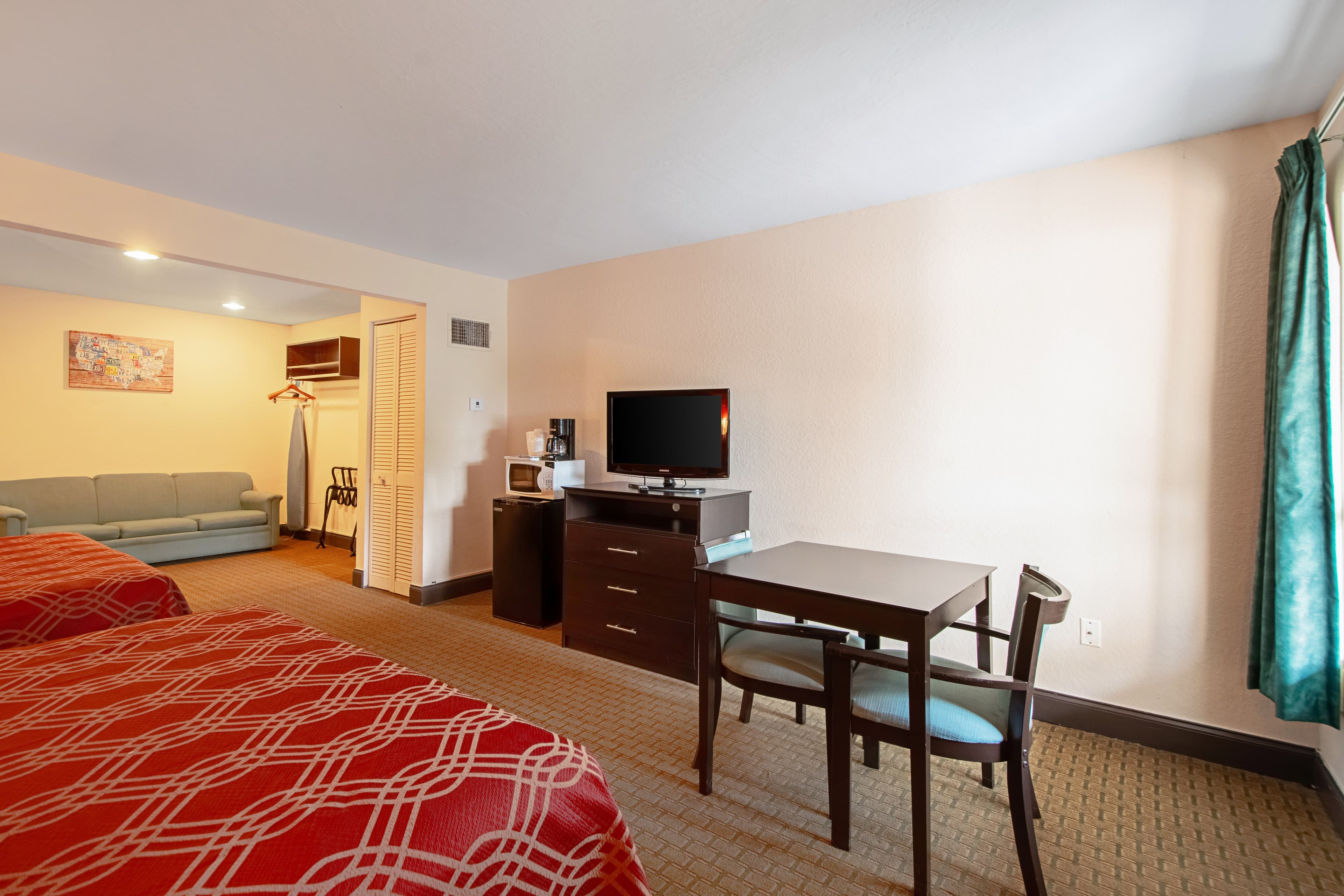 Econo Lodge Inn & Suites Clearwater Central — 25
