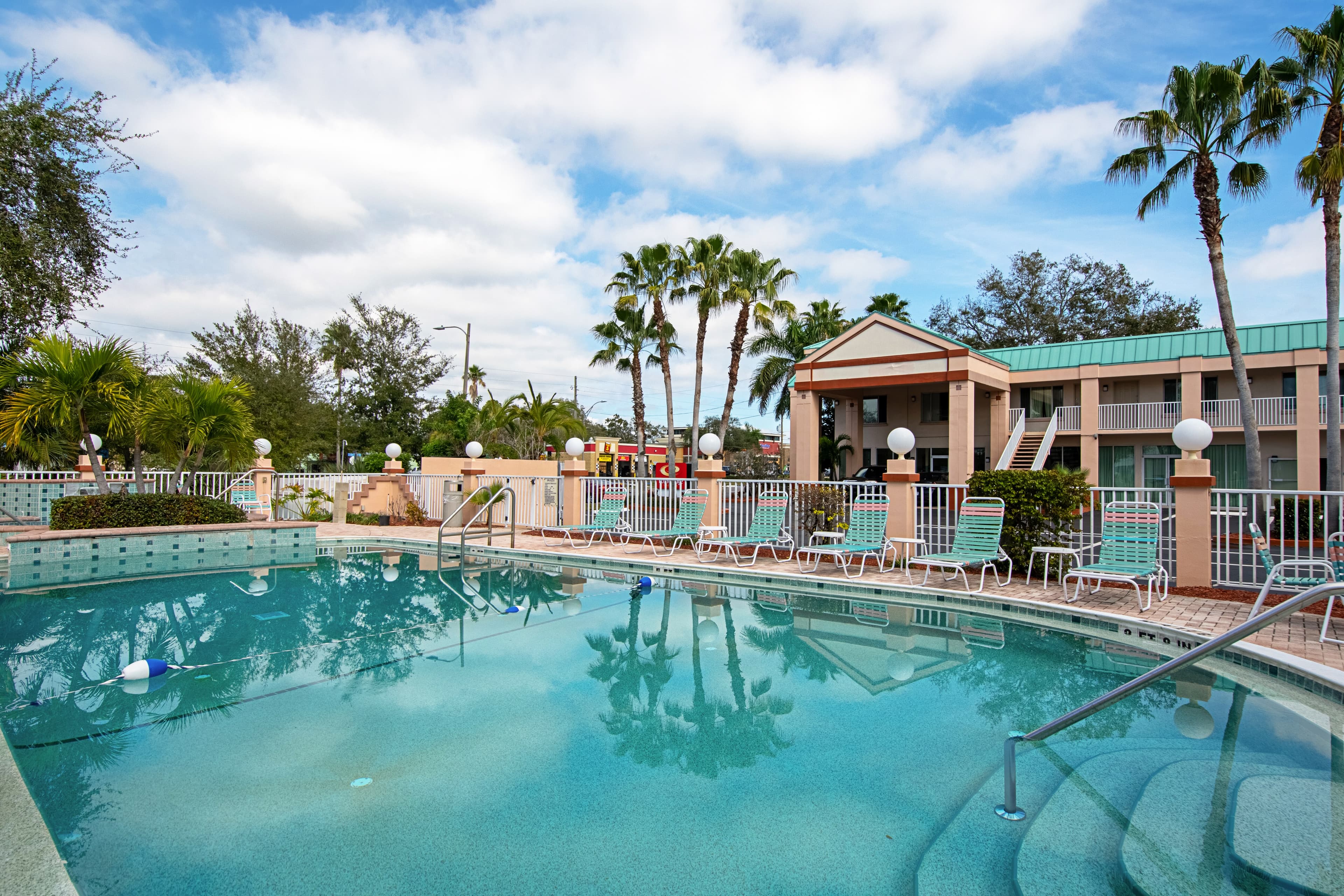 Econo Lodge Inn & Suites Clearwater Central - Image 1