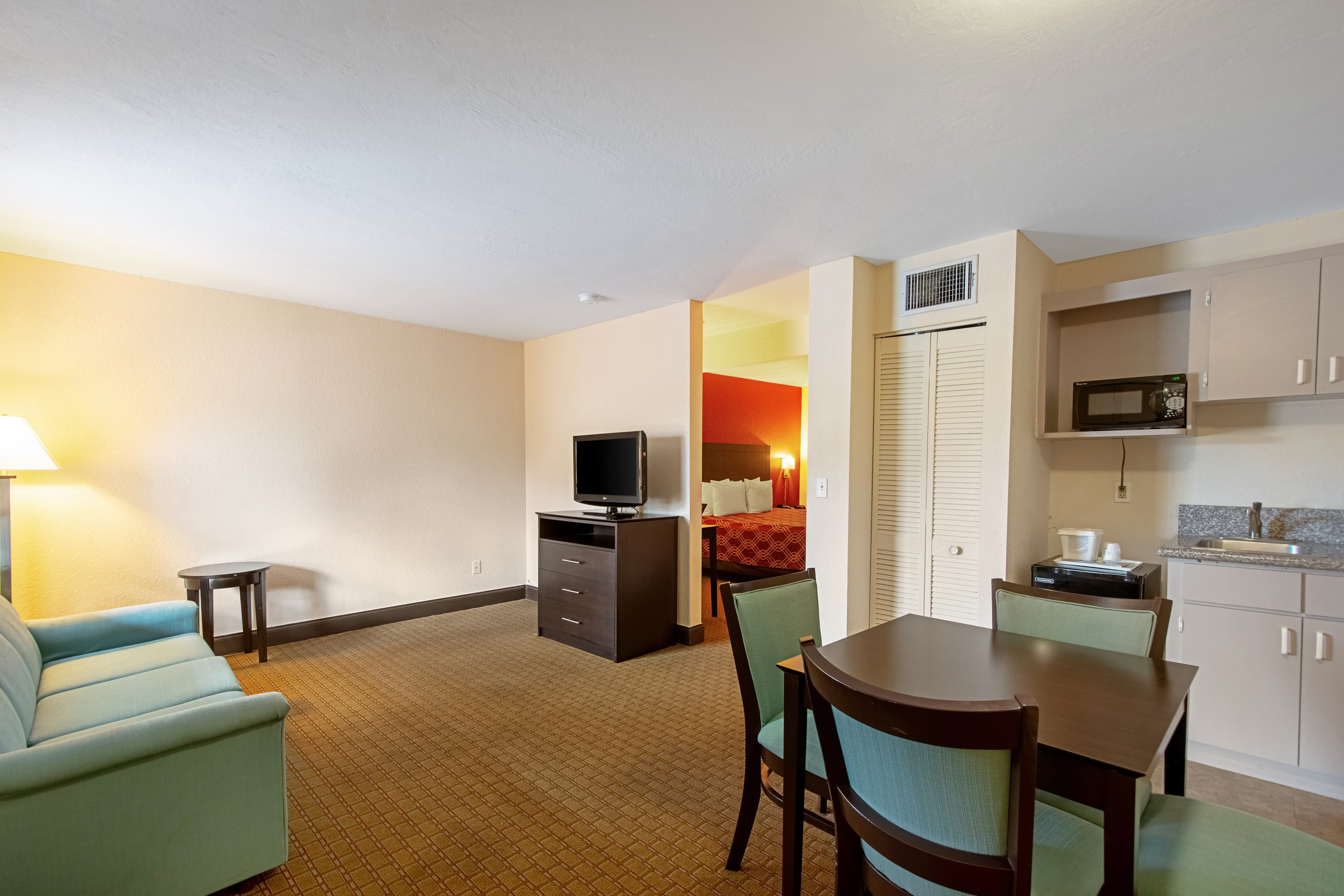 Econo Lodge Inn & Suites Clearwater Central — 30