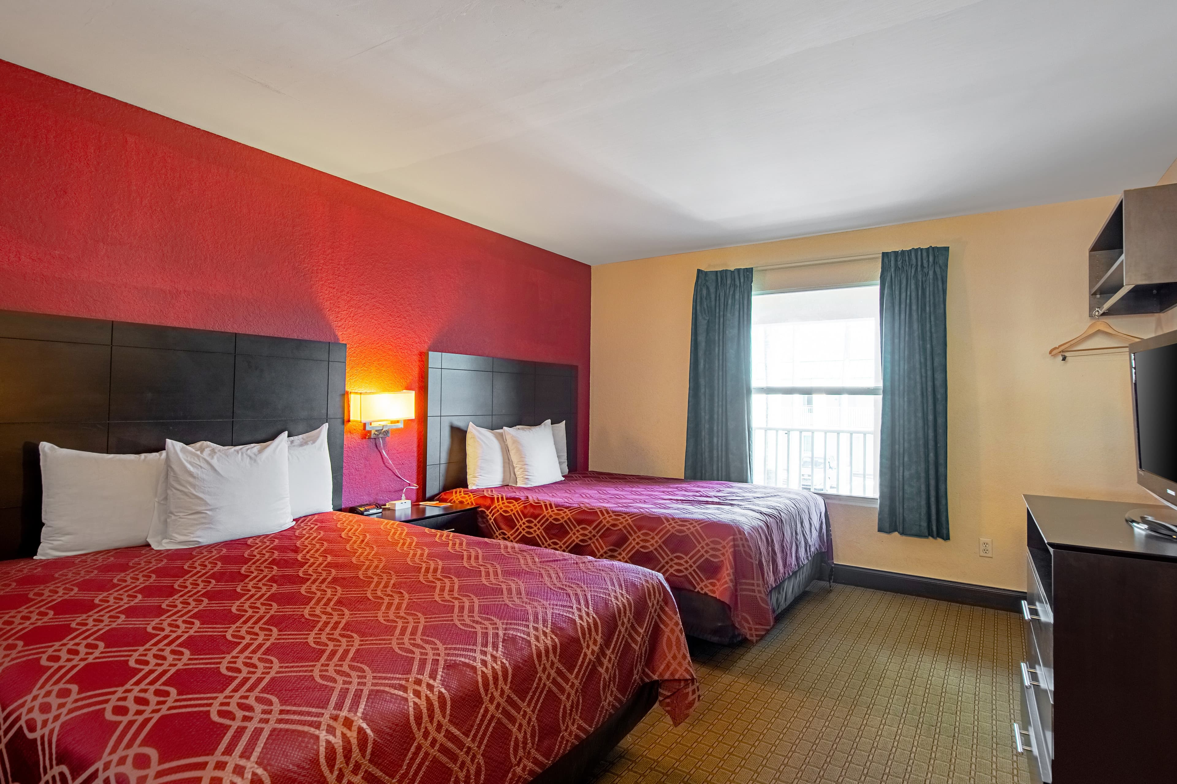 Econo Lodge Inn & Suites Clearwater Central — 32