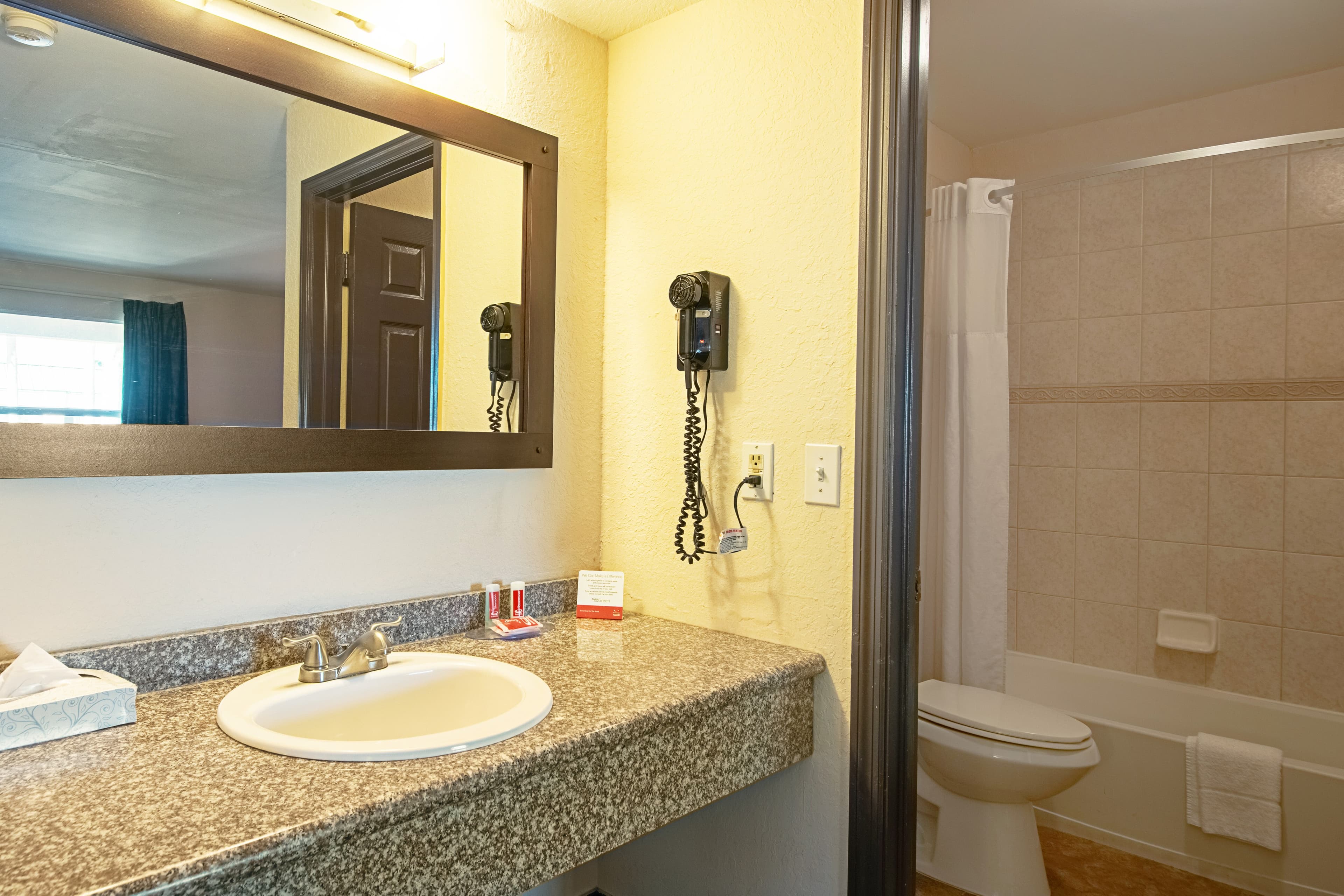 Econo Lodge Inn & Suites Clearwater Central — 35