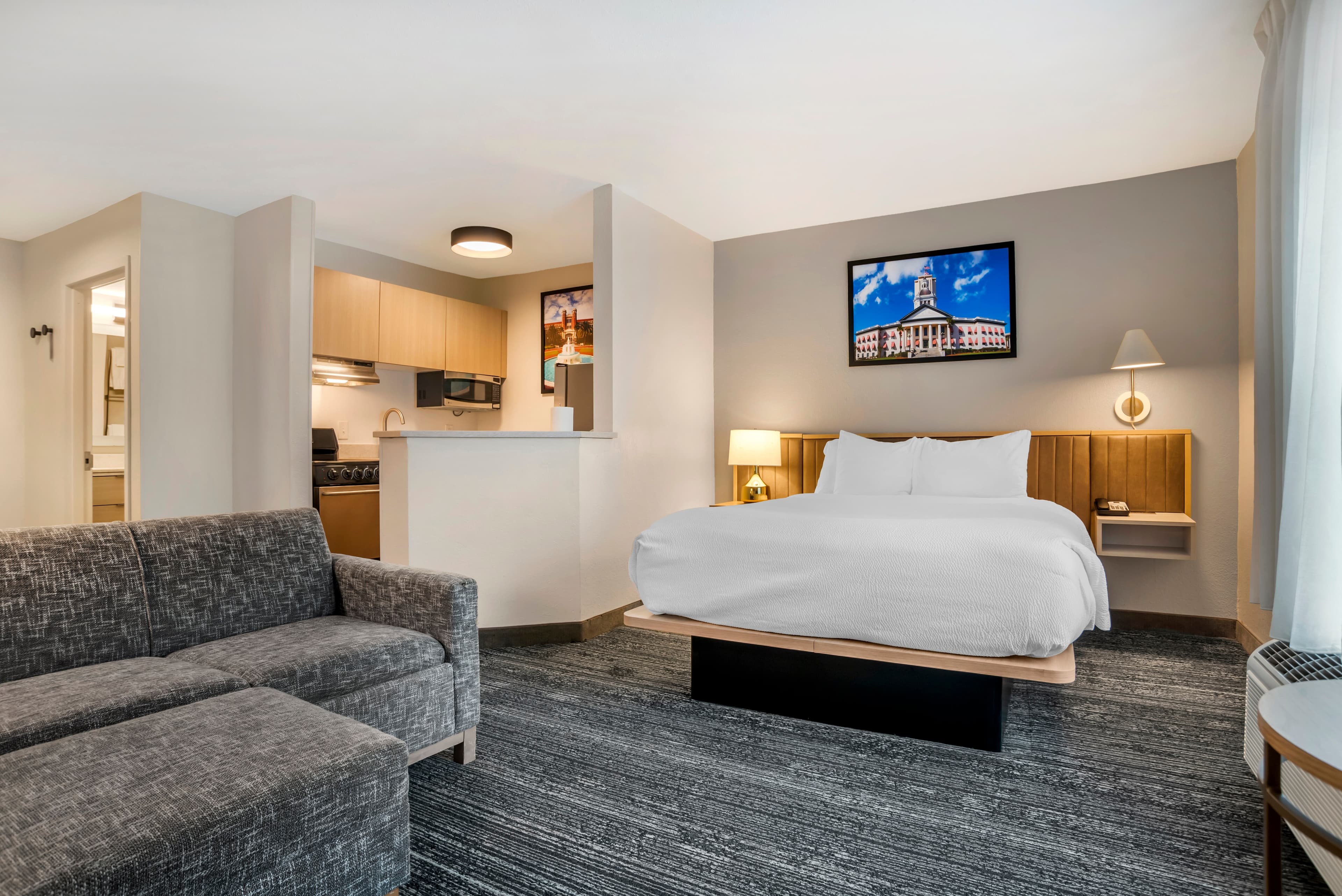 Alluxsuites at 1876, an Ascend Collection Hotel - Image 2