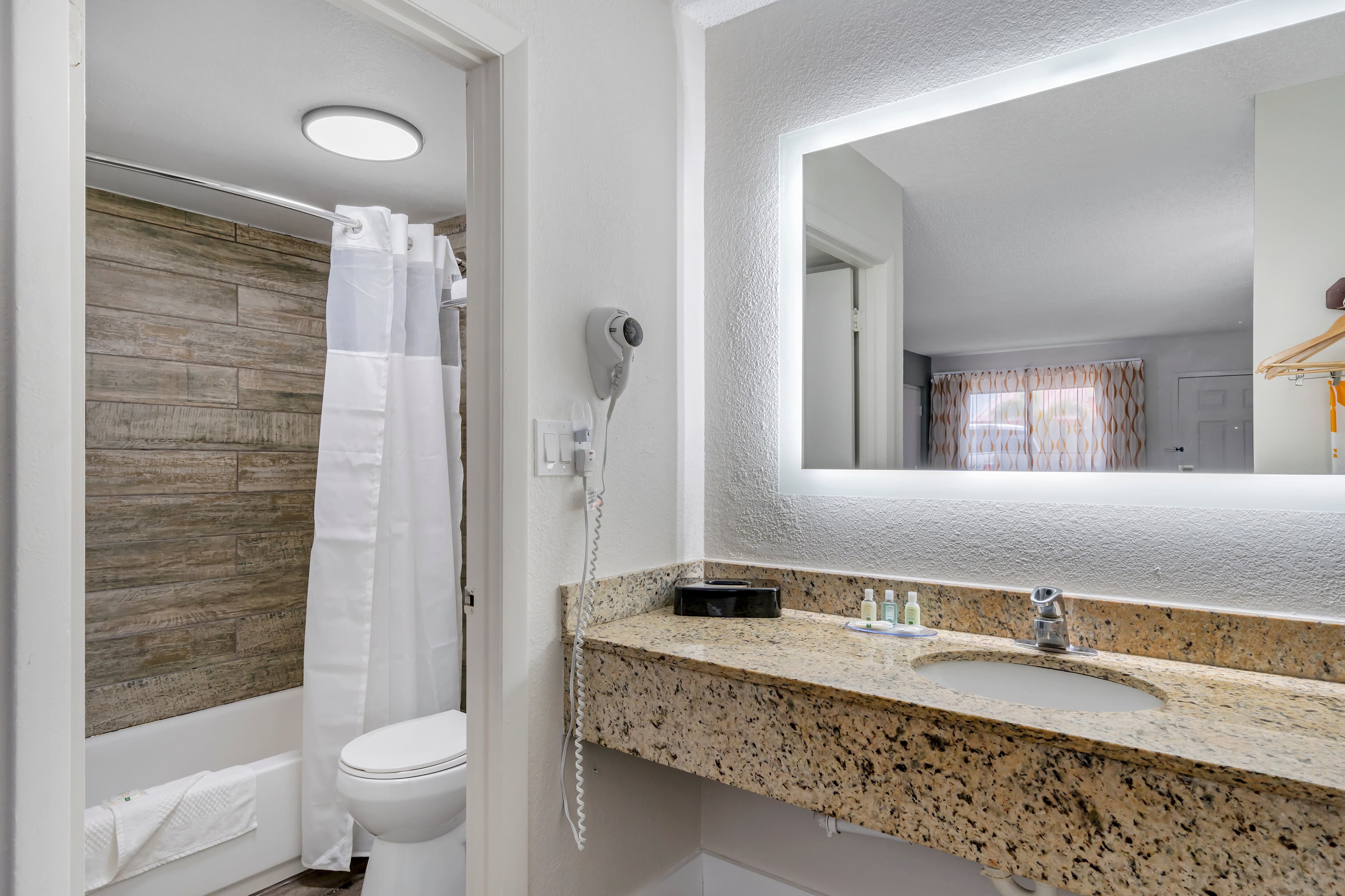 Quality Inn & Suites Orlando East - UCF Area - Image 5