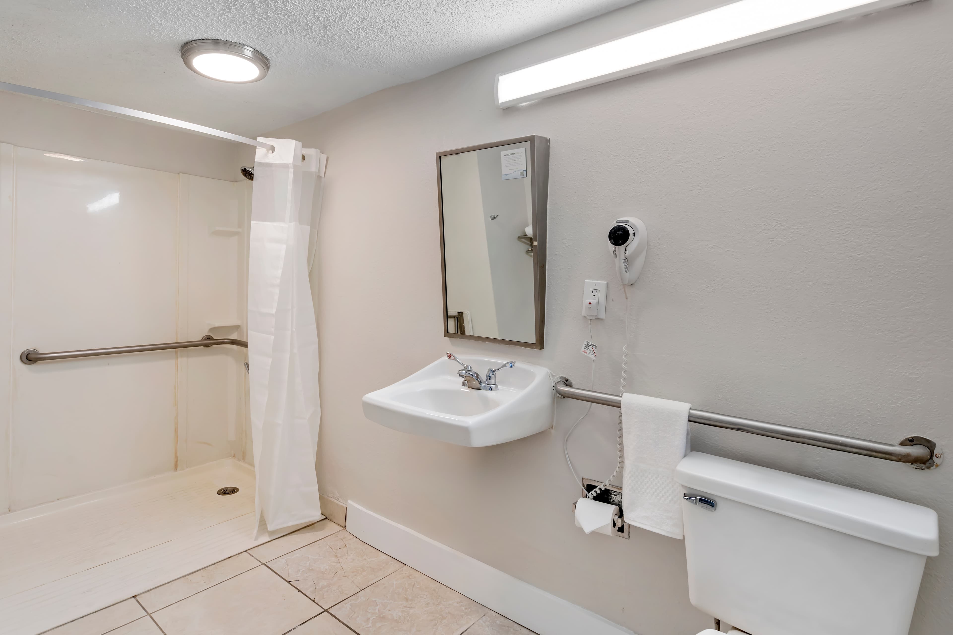 Quality Inn & Suites Orlando East - UCF Area — 9