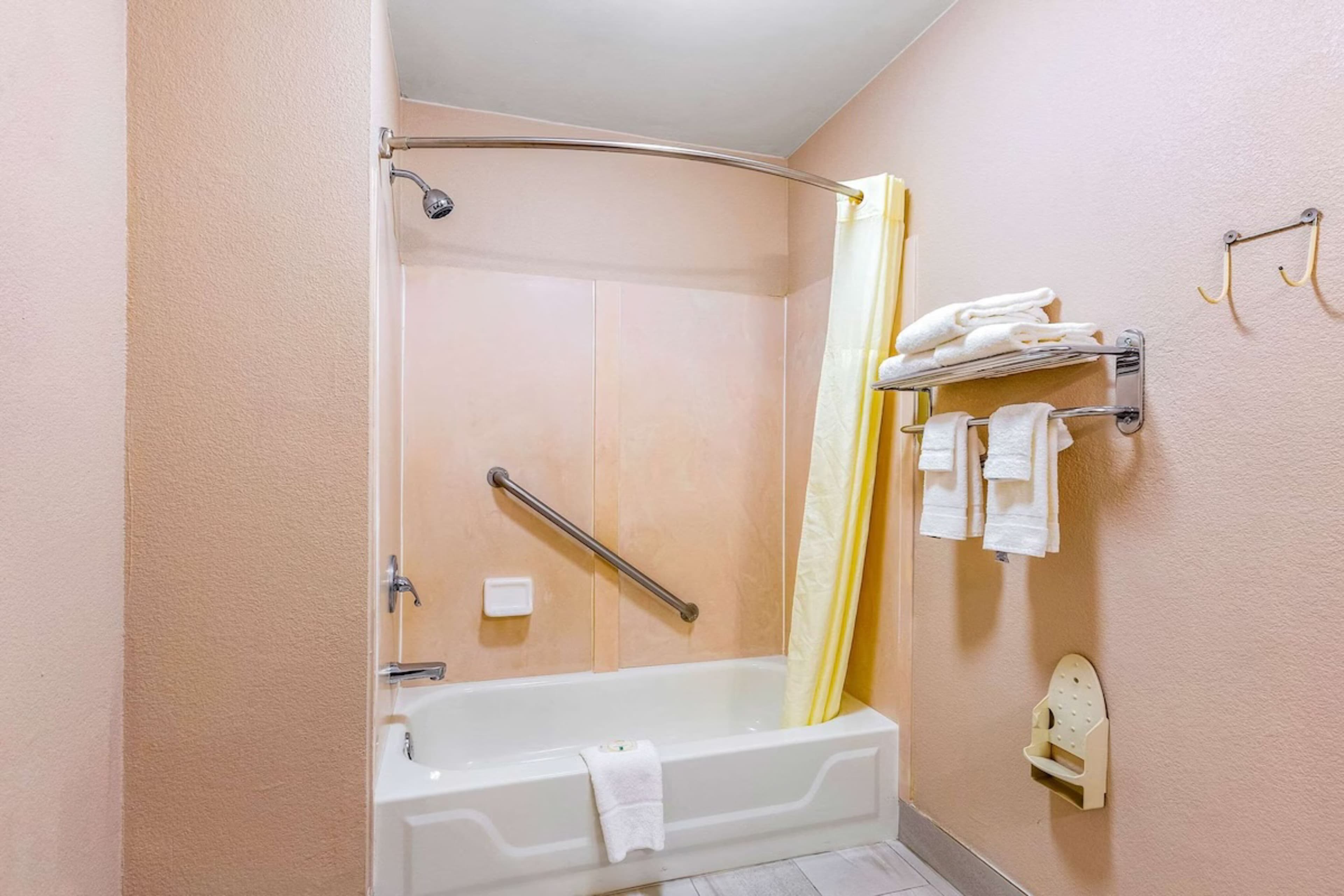 Quality Inn Quincy - Tallahassee West - Image 4