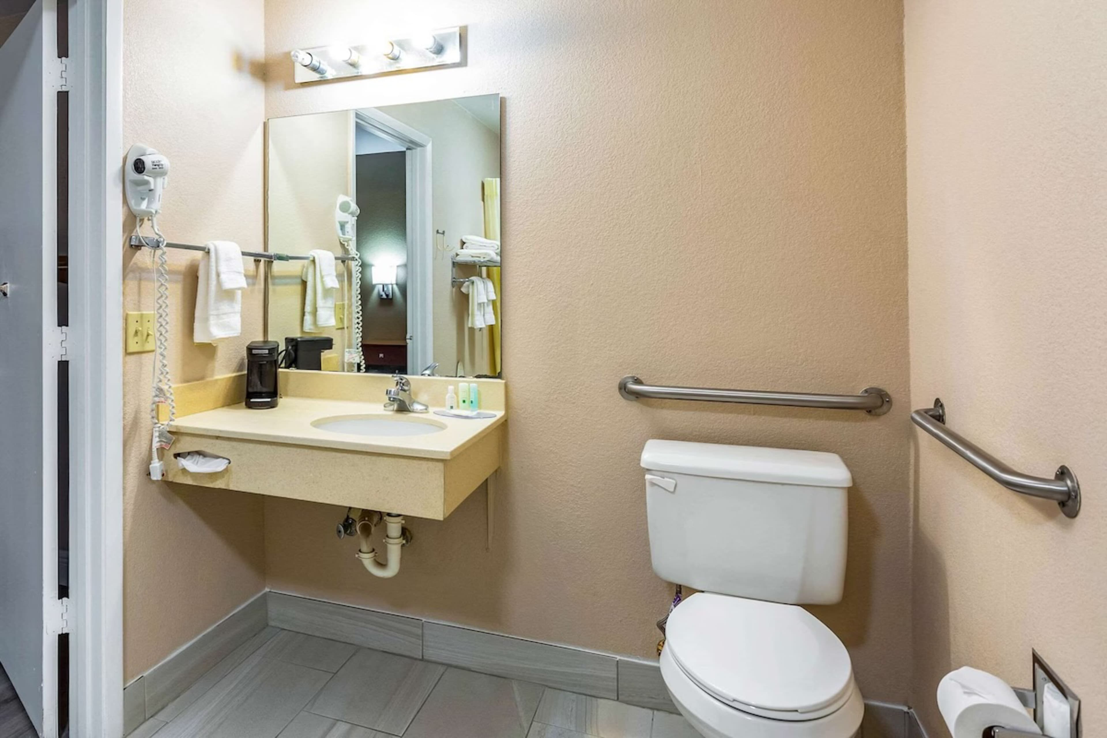 Quality Inn Quincy - Tallahassee West - Image 5