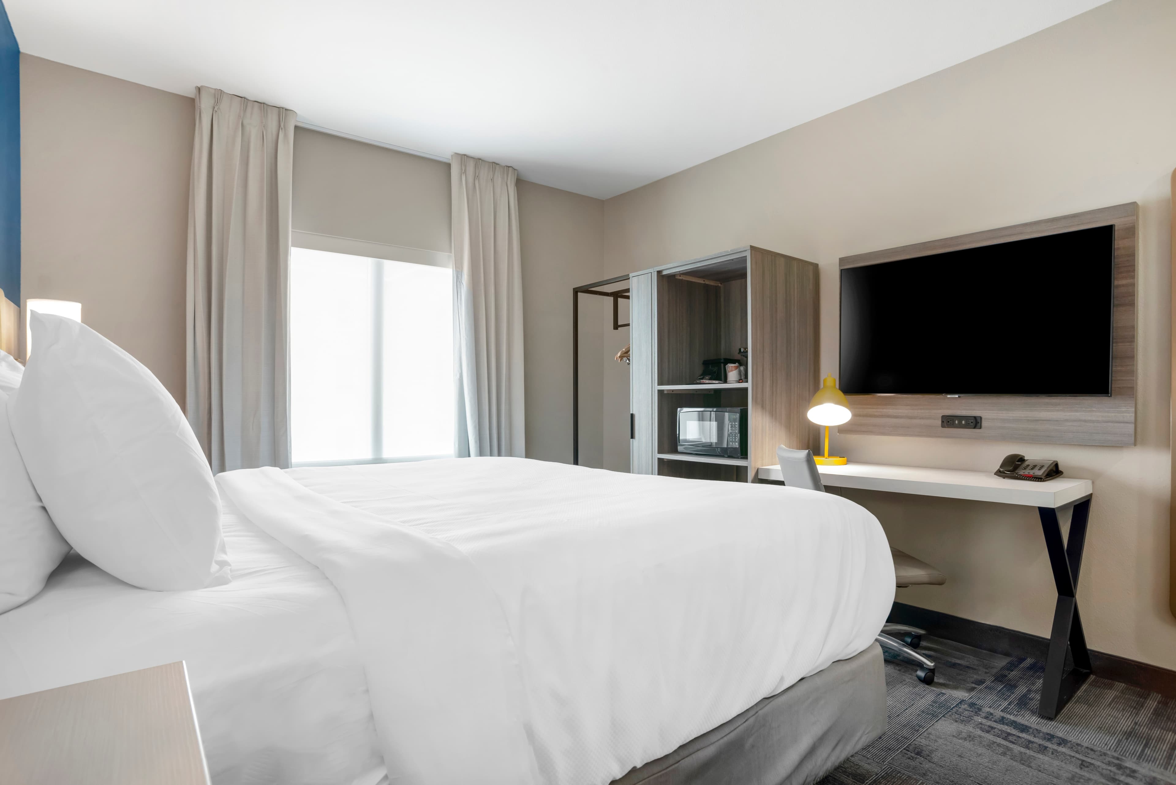 Comfort Inn & Suites Destin near Henderson Beach - Image 3