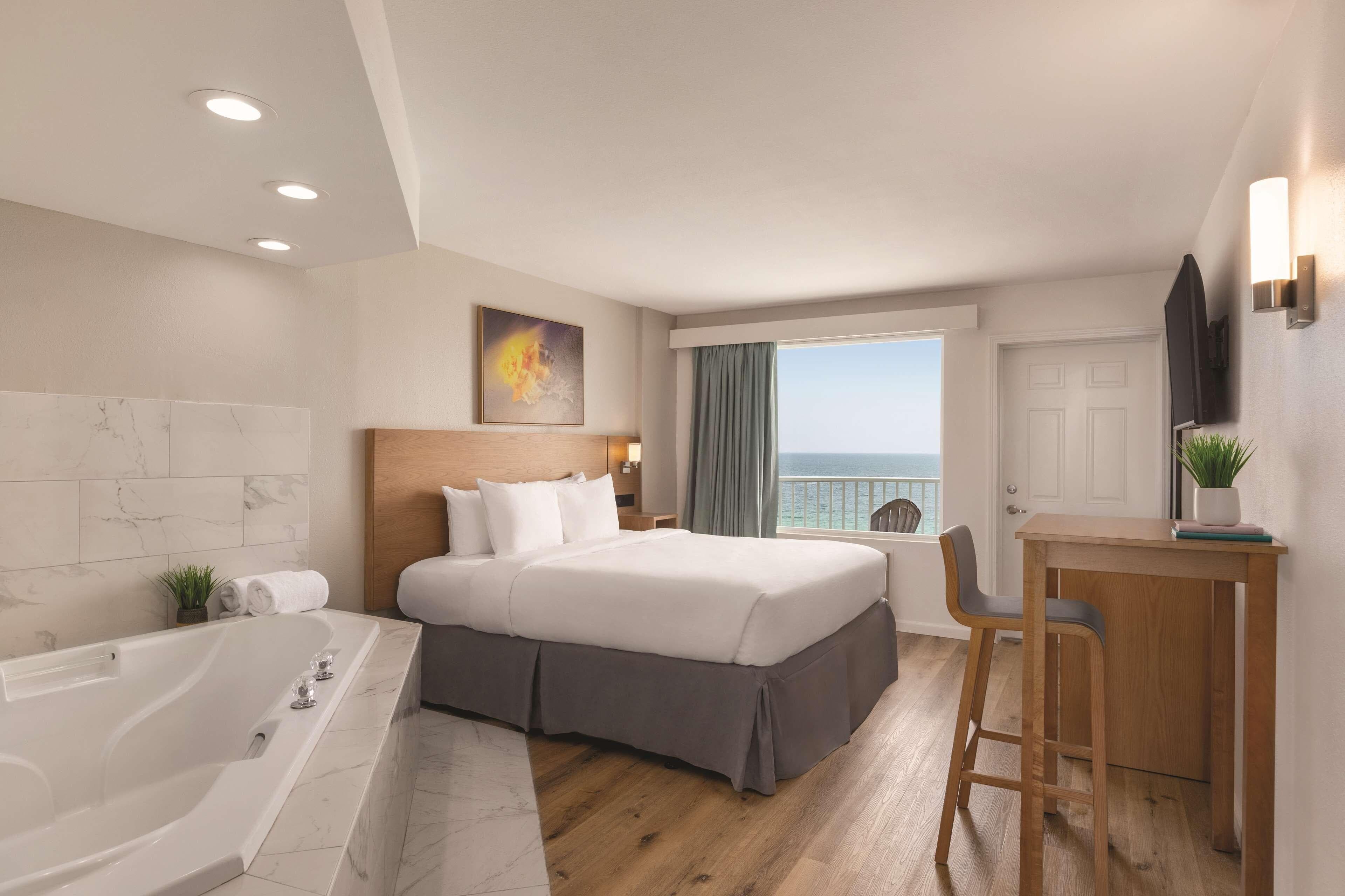 Radisson Beachfront Hotel - Panama City Beach — 24