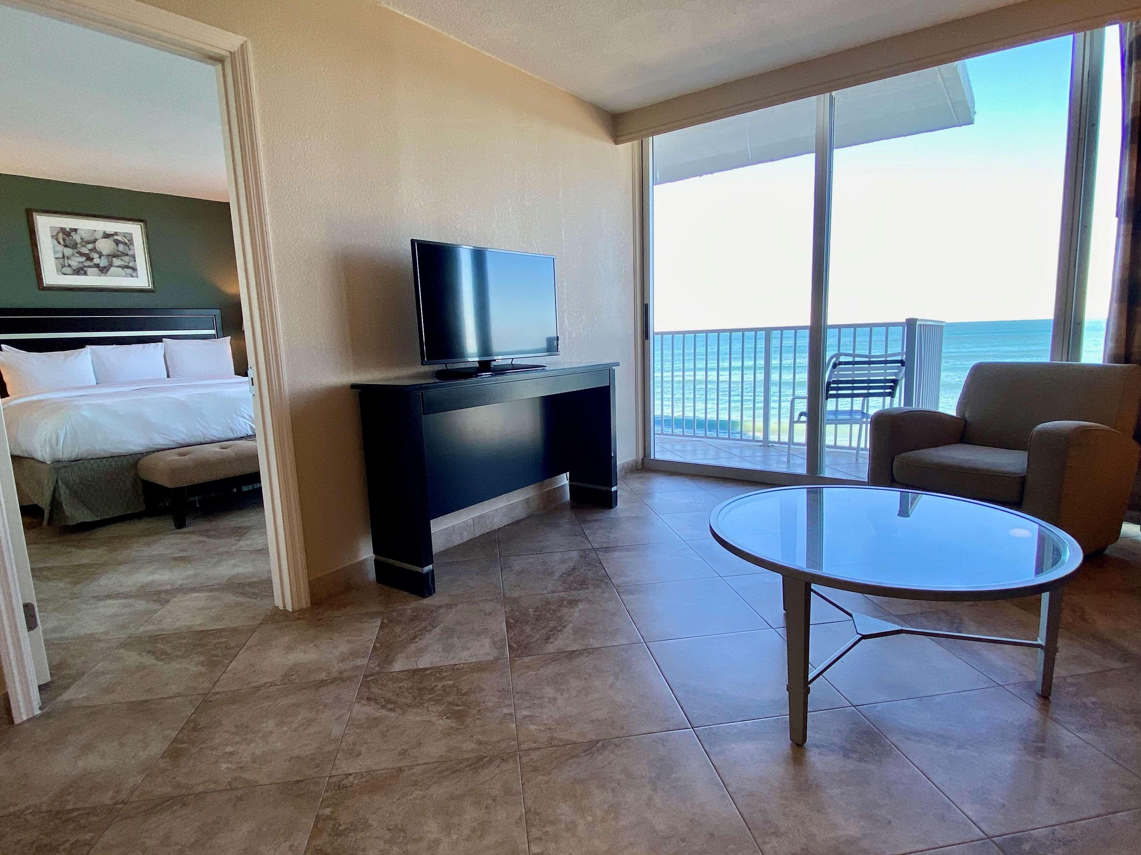 Radisson Suite Hotel Oceanfront - Image 4